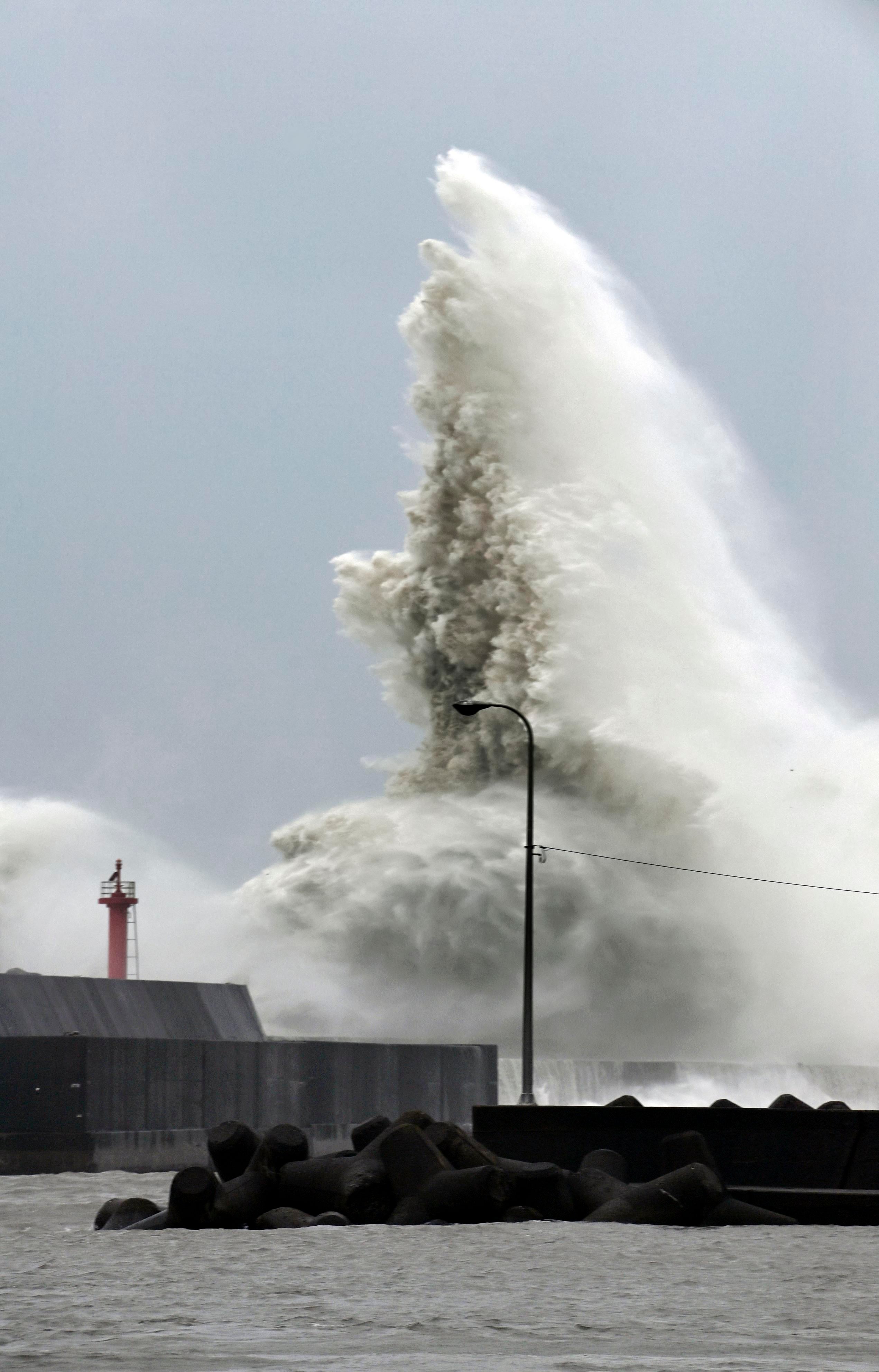 Waves hit the shore in Aki in Kochi Prefecture on September 19.  (Photo: KYDPL KYODO, AP)