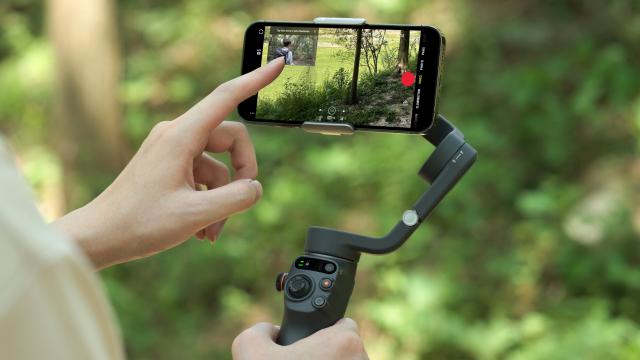 DJI Added a Dedicated Focus and Zoom Knob to its Stabilised Telescoping Smartphone Selfie Stick