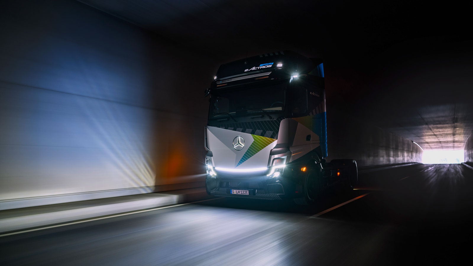 Mercedes-Benz’s Electric Tractor Trailer Can Do 500 KM on a Charge