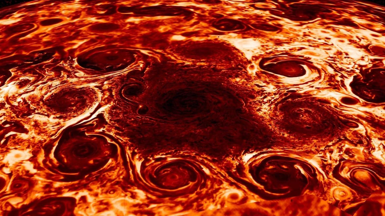 This image from the Juno spacecraft shows the nine cyclones at Jupiter's north pole in infrared. (Image: NASA/JPL-Caltech/SwRI/ASI/INAF/JIRAM)