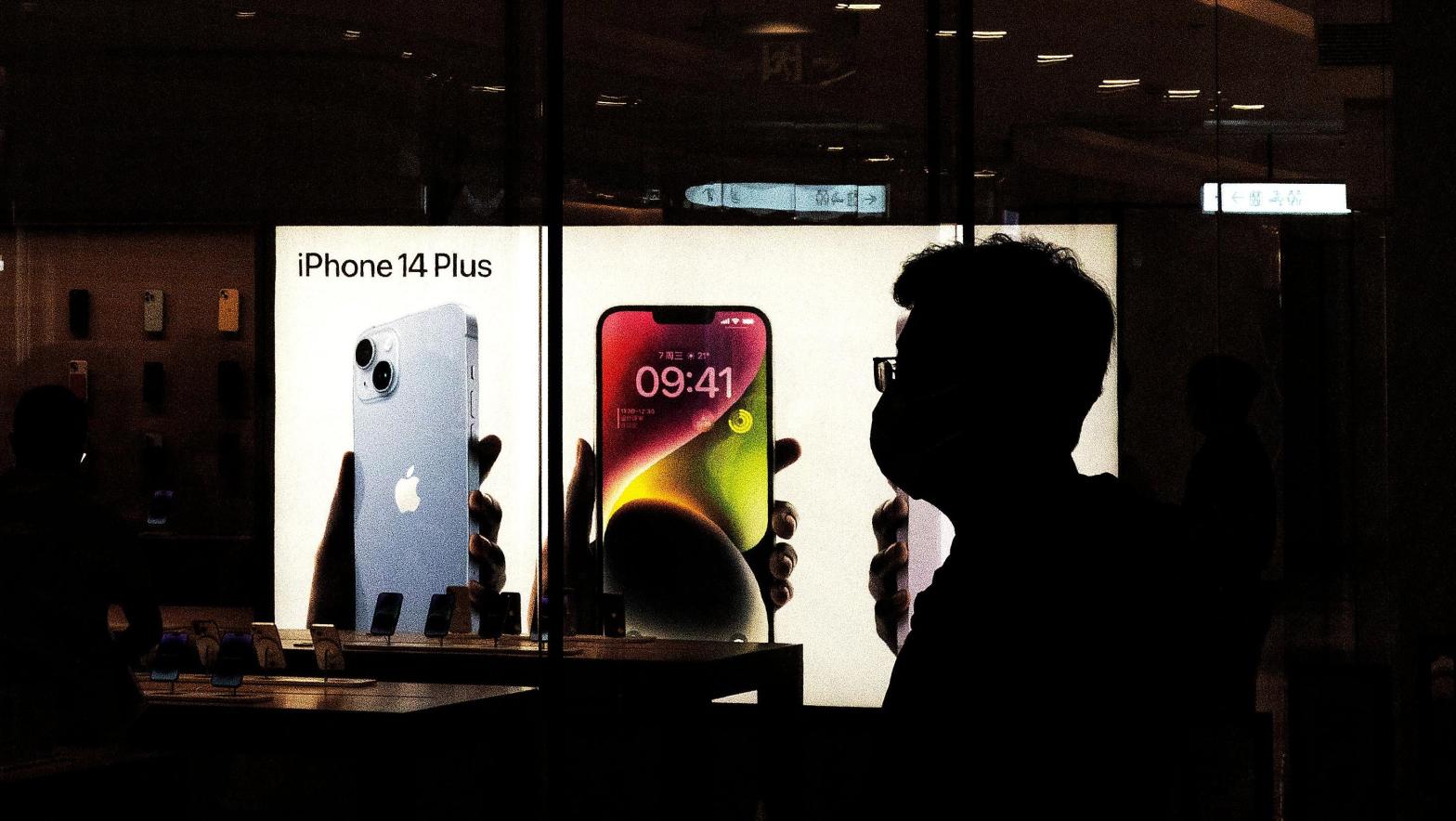 Customers line up at an Apple Store to pick up their orders of the new iPhone 14 on September 16, 2022 in Wuhan, Hubei, China (Photo: Getty Images, Getty Images)