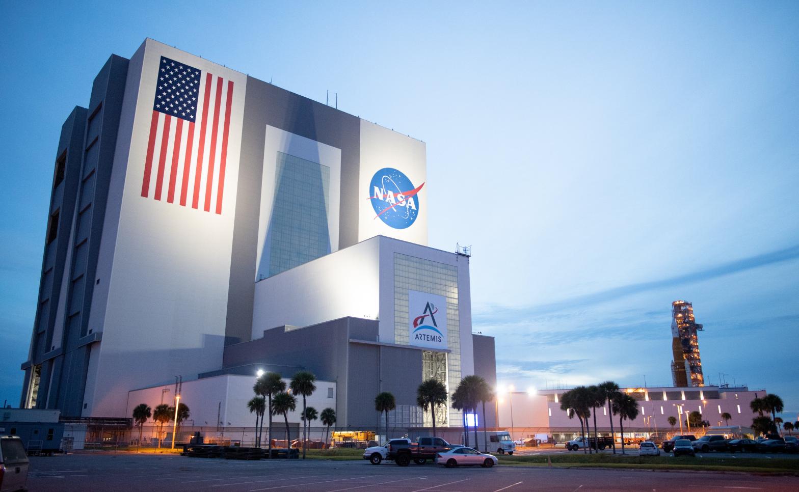 The SLS rocket (far right) arriving at the Vehicle Assembly Building on the morning of Tuesday, September 27. (Photo: NASA)
