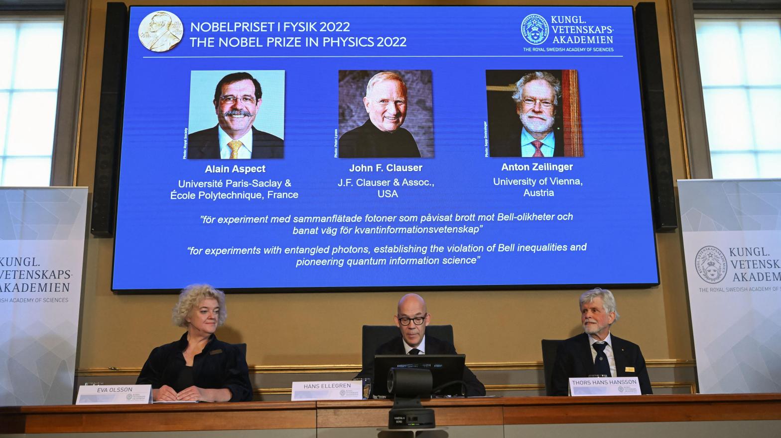 Nobel Committee for Physics members Eva Olsson, Hans Ellegren, and Thors Hans Hansson announce the Nobel Prize in Physics 2022 winners.  (Image: Jonathan Nackstrand, Getty Images)