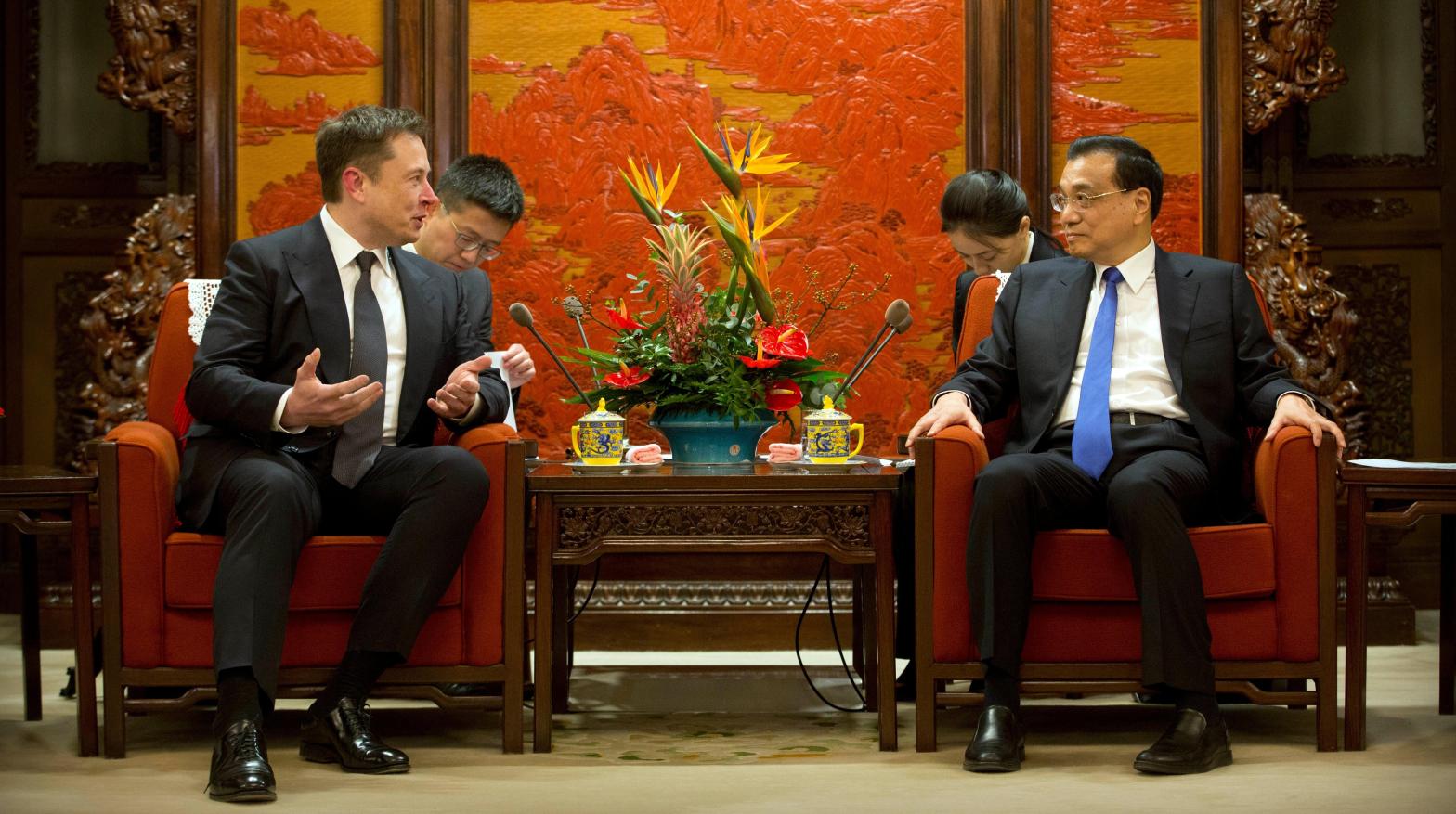 Elon Musk speaks with Chinese Premier Li Keqiang at the Zhongnanhai leadership compound on January 9, 2018 in Beijing, China.  (Photo: Mark Schiefelbein, Getty Images)