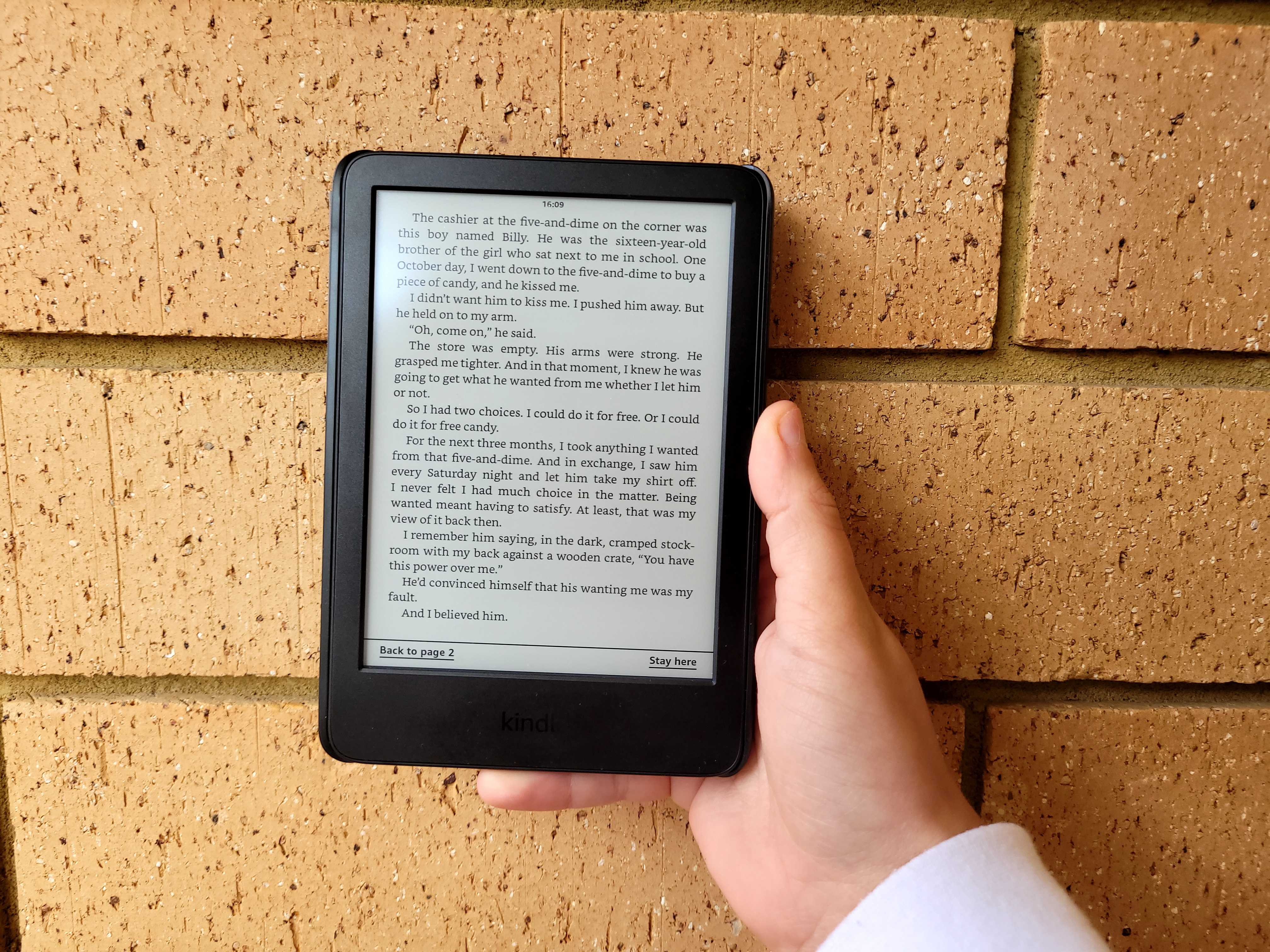 Kindle 2022 Review: It's Time to Finally Forsake Paperbacks