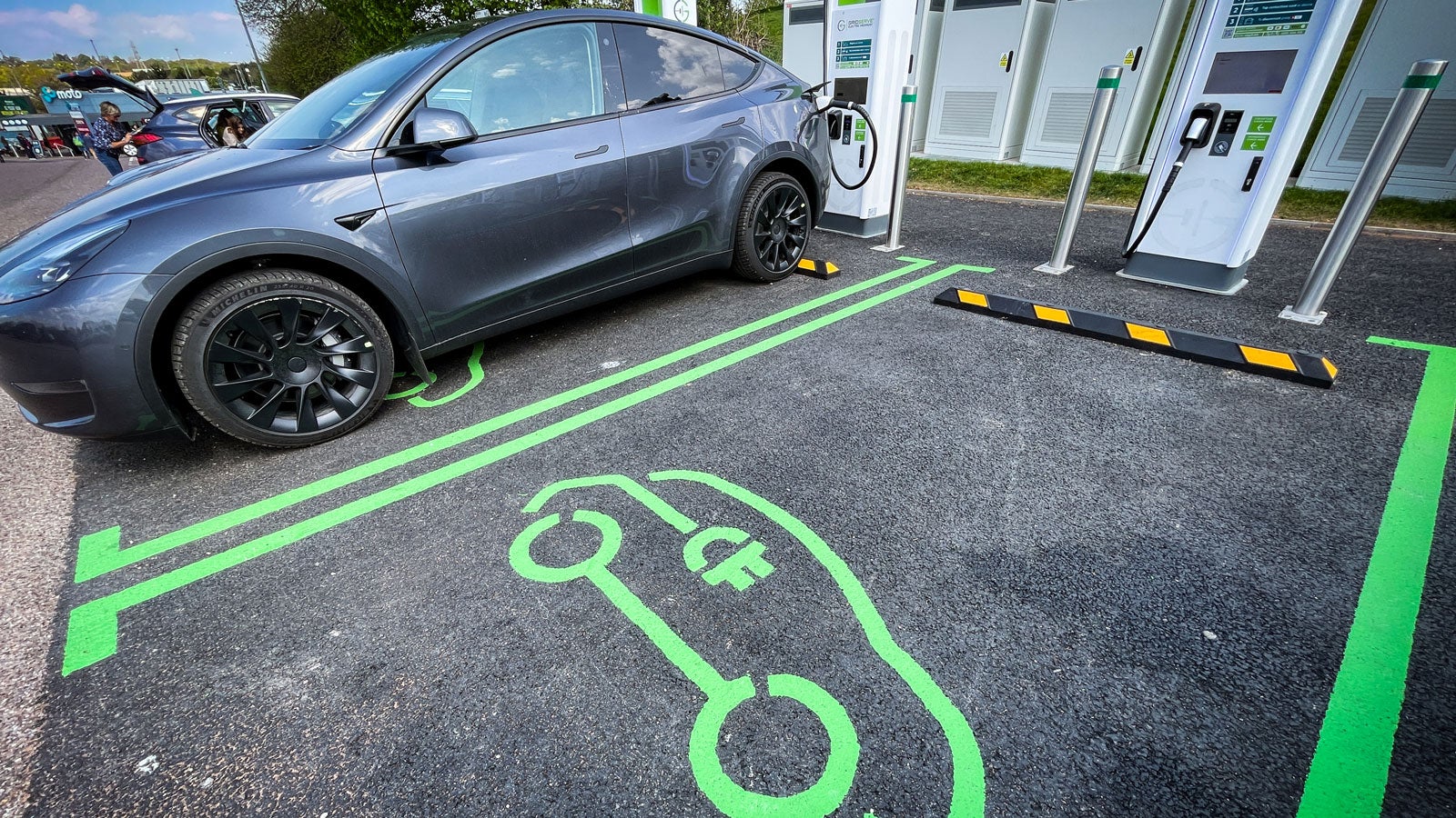 Scientists Might Have Cracked 10-Minute Electric Car Charging