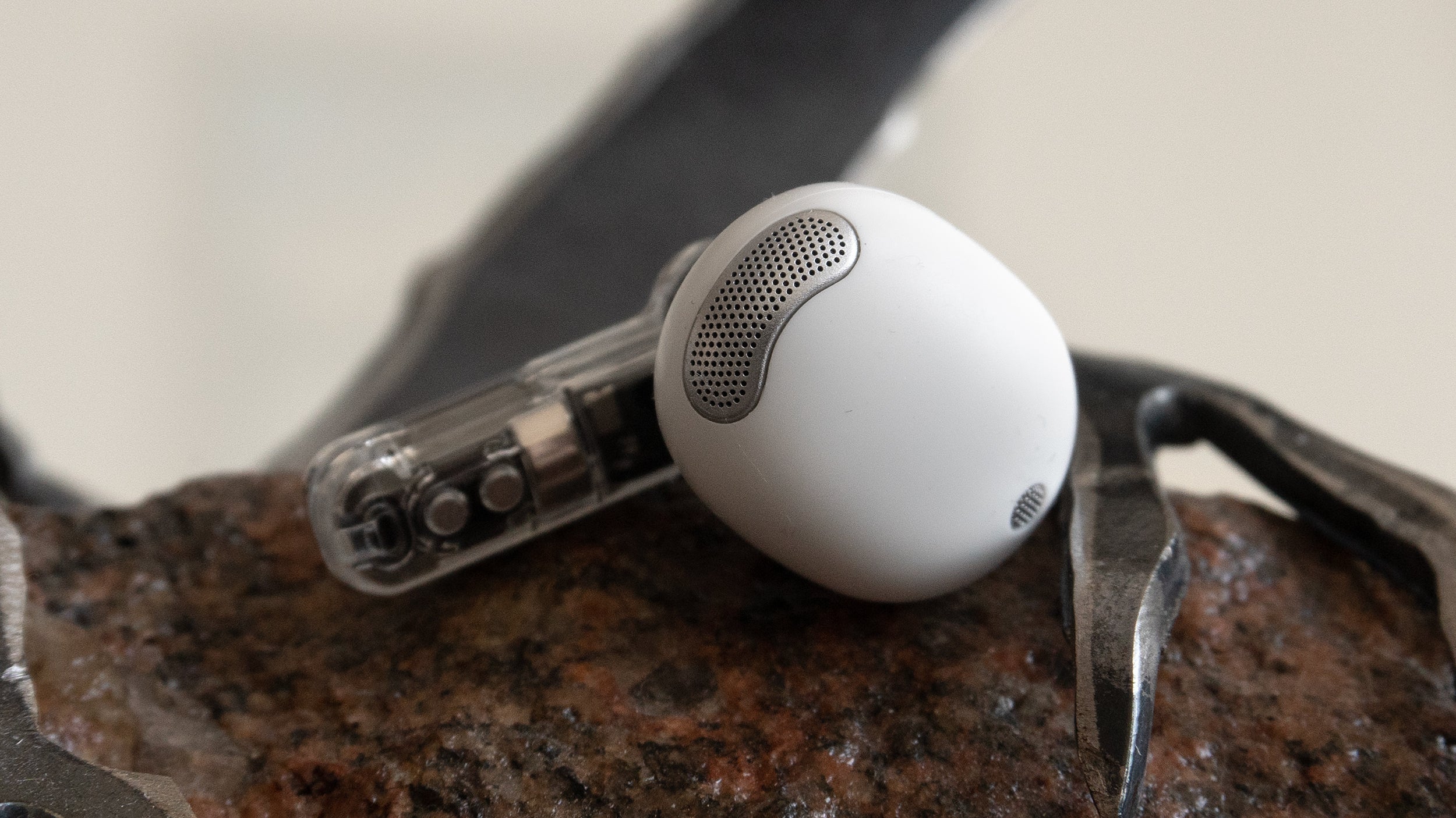 The bulbous speaker unit of the Ear (stick) fits very comfortably in the folds of the ear. (Photo: Andrew Liszewski | Gizmodo)
