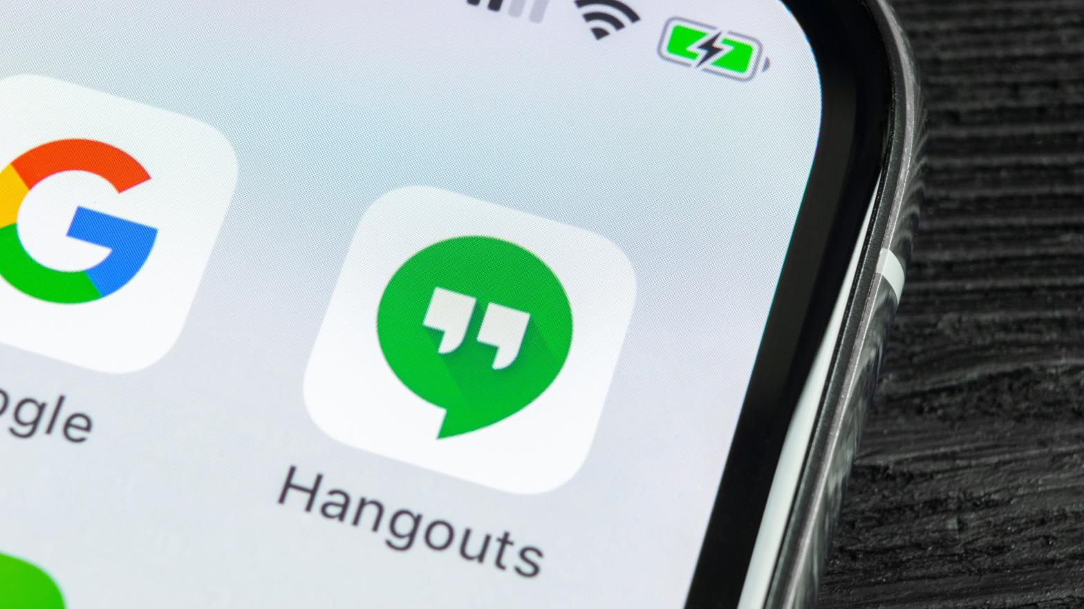 Just imagine the Google app icon growing teeth, then crawling over to the Hangouts icon while it opens its jaws wide. (Photo: BigTunaOnline, Shutterstock)