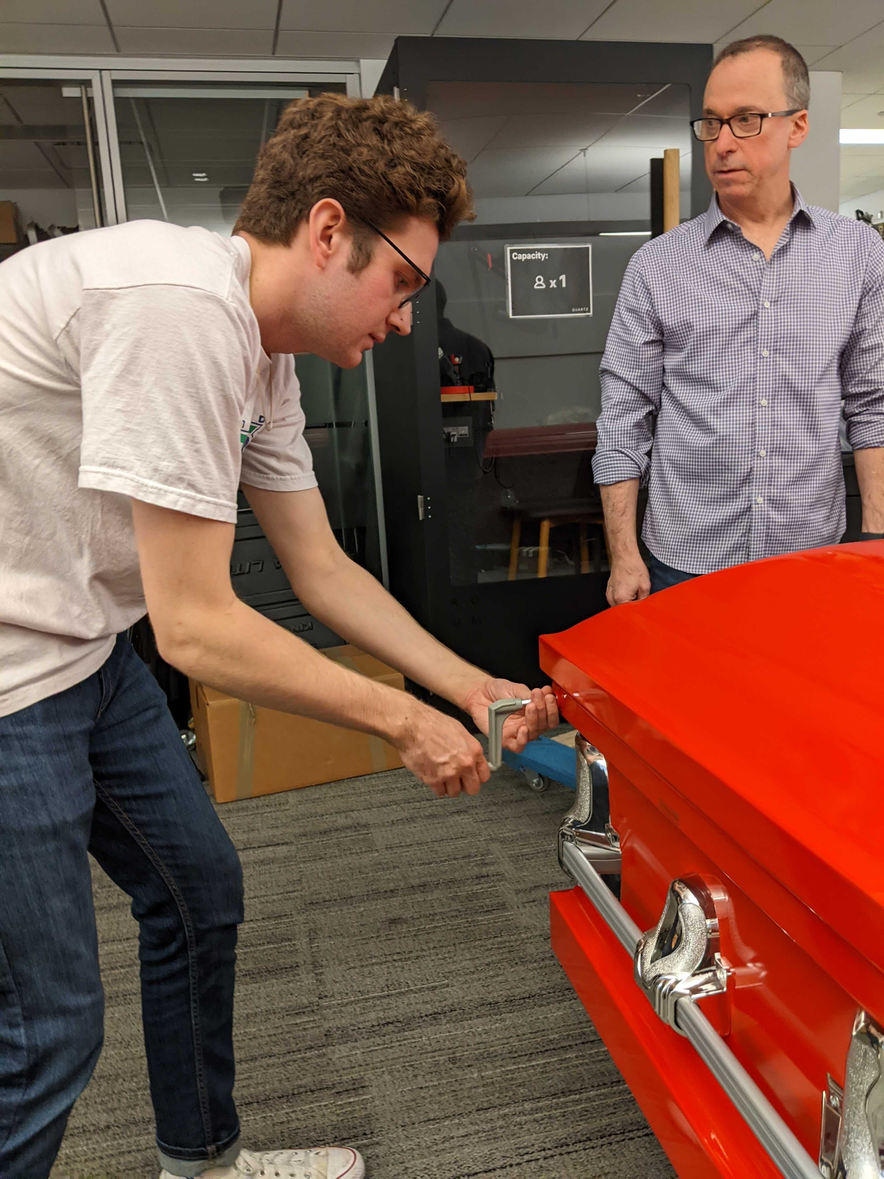 Titan Casket CEO Scott Ginsberg teaching me how to unlock the casket.  (Image: Kyle Barr (Gizmodo))