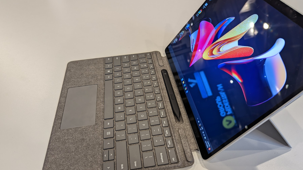 Hands-on With the New Microsoft Surface Pro 9: New Colors, New Processors,  5G Option - CNET