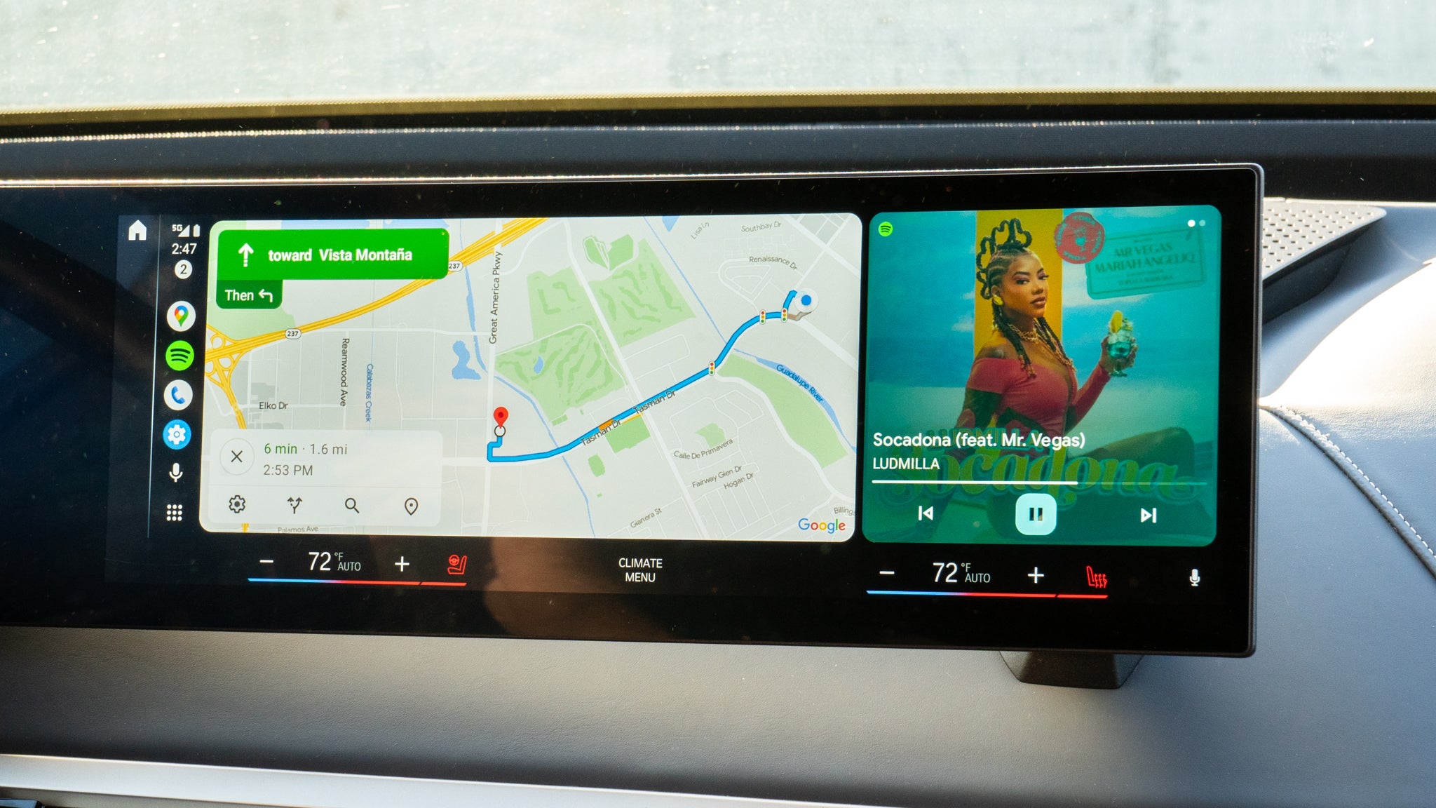 A look at the new Android Auto on an elongated display.  (Photo: Florence Ion / Gizmodo)