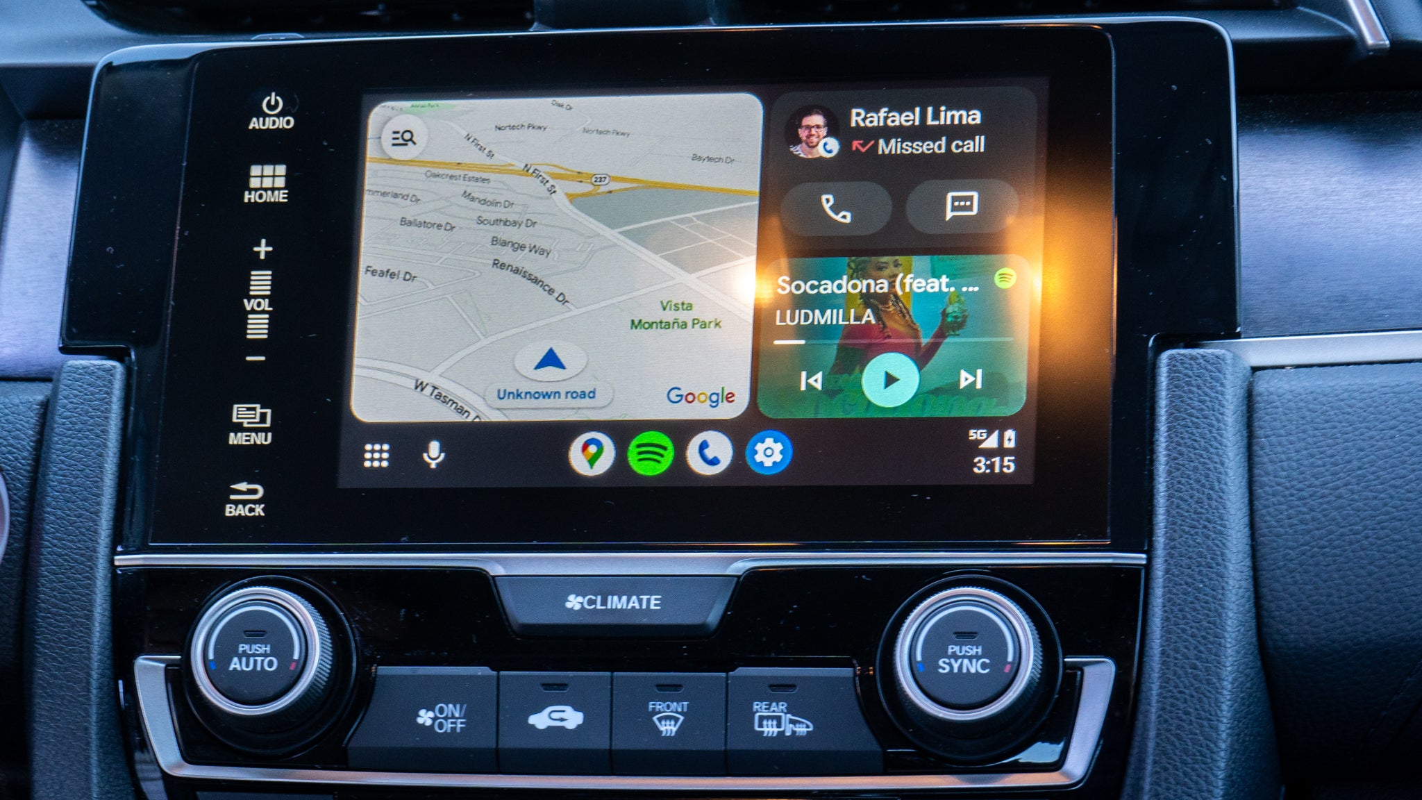 Android Auto has more Material You flavour this time around.  (Photo: Florence Ion / Gizmodo)