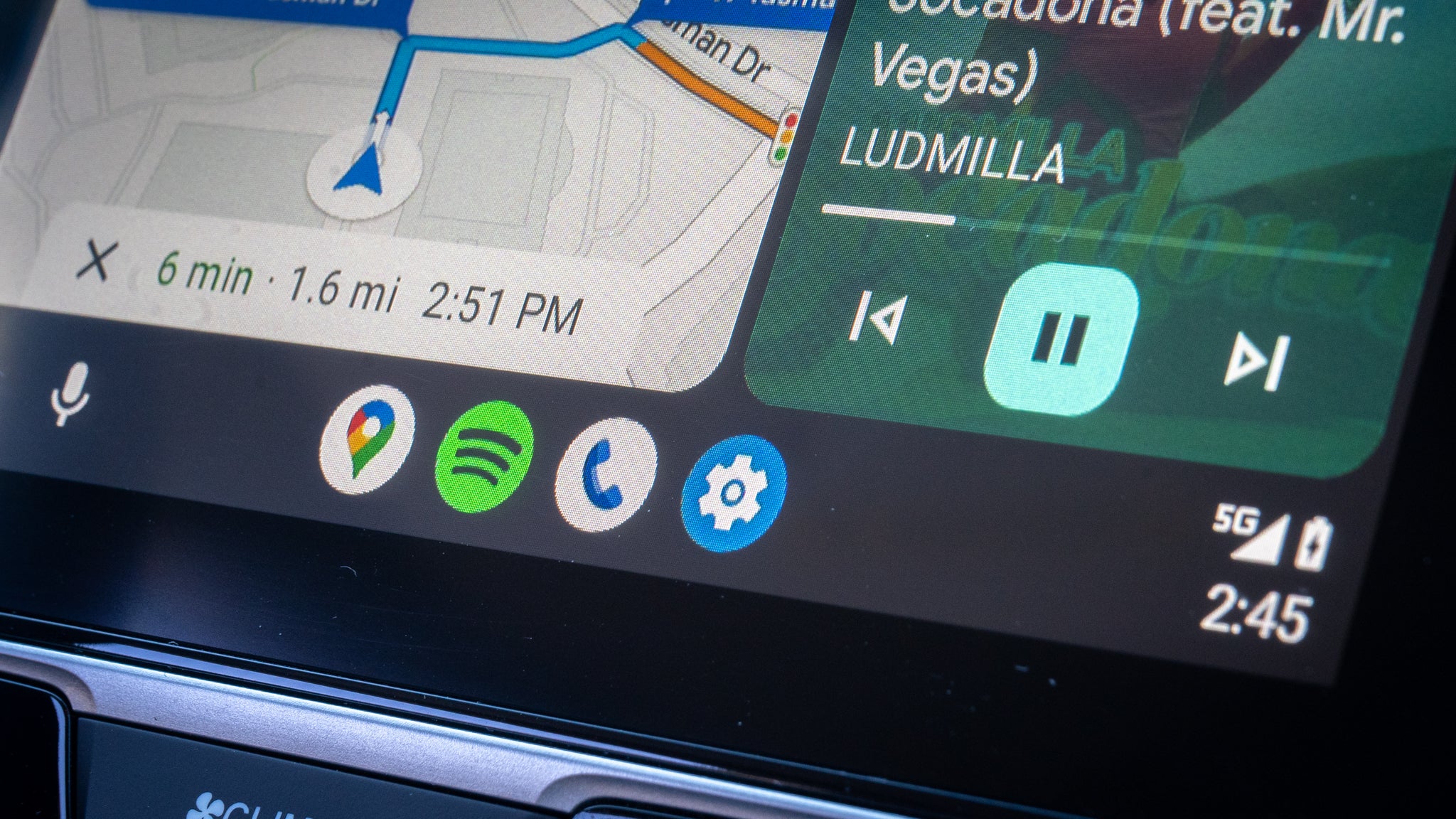 Android Auto's dock displays shortcuts only to the three most essential functions: navigation, music, and communication.  (Photo: Florence Ion / Gizmodo)