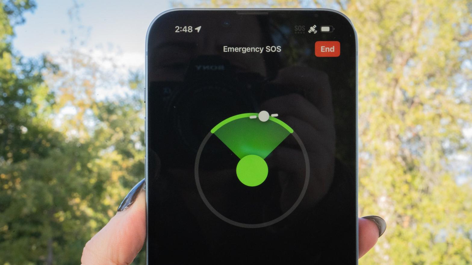 Sending an Emergency SOS with an iPhone 14. (Photo: Florence Ion / Gizmodo)