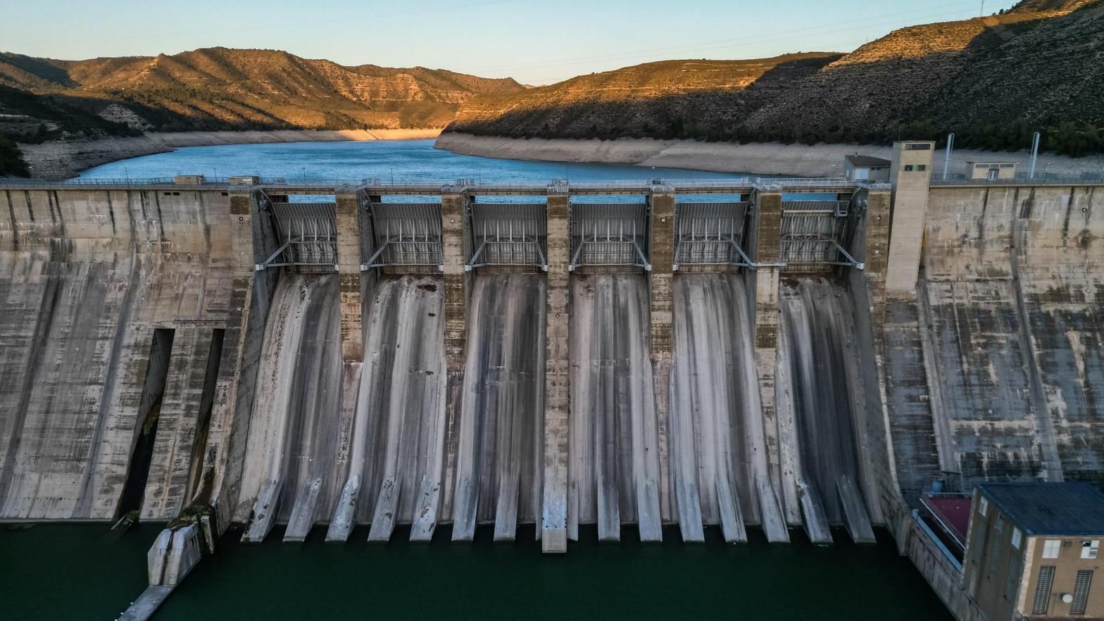 Sunrise on the dam in Mequinenza, Spain. (Photo: Zowy Voeten, Getty Images)