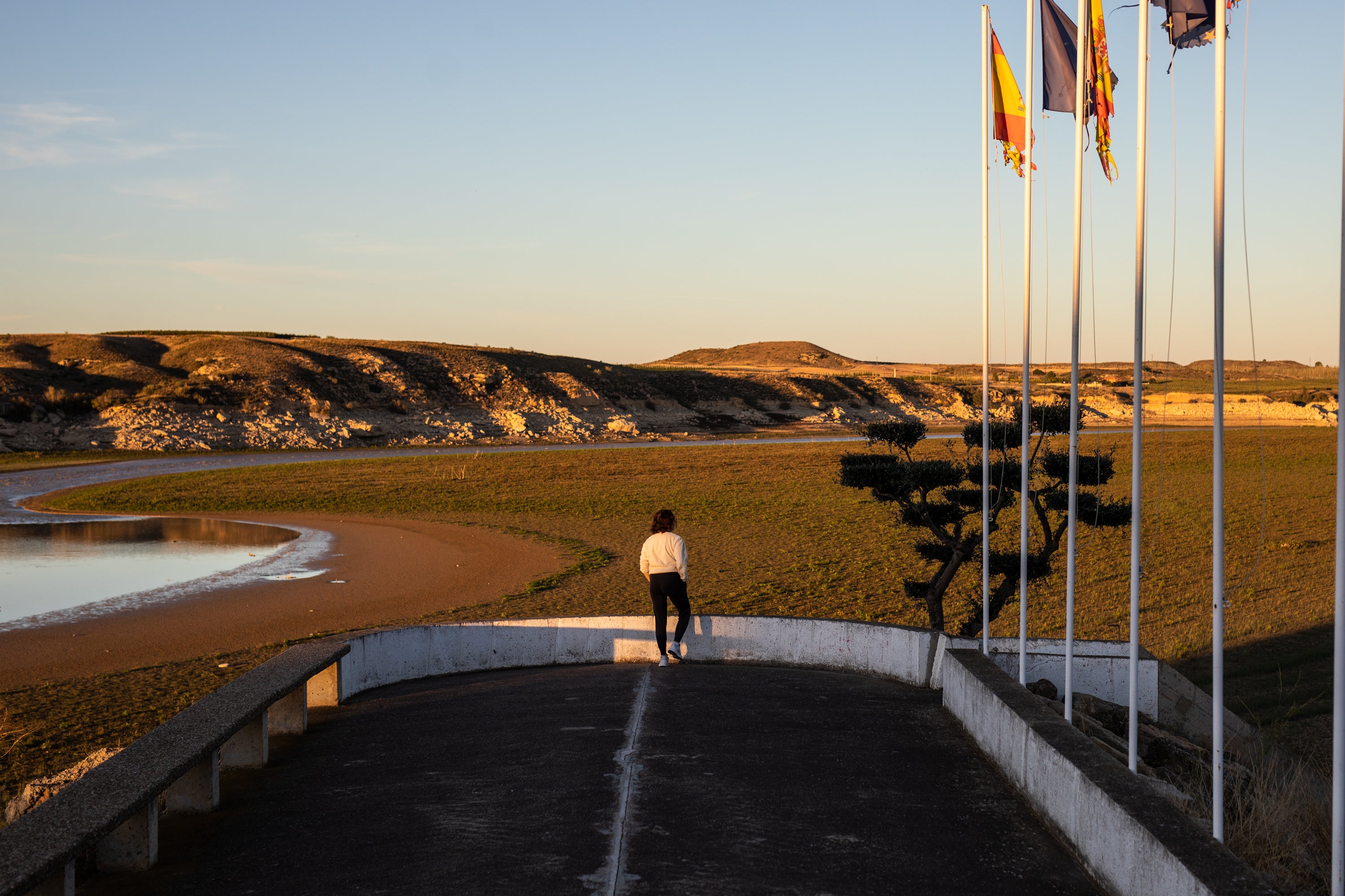 A person observes the low water levels in the reservoir.  (Photo: Zowy Voeten, Getty Images)