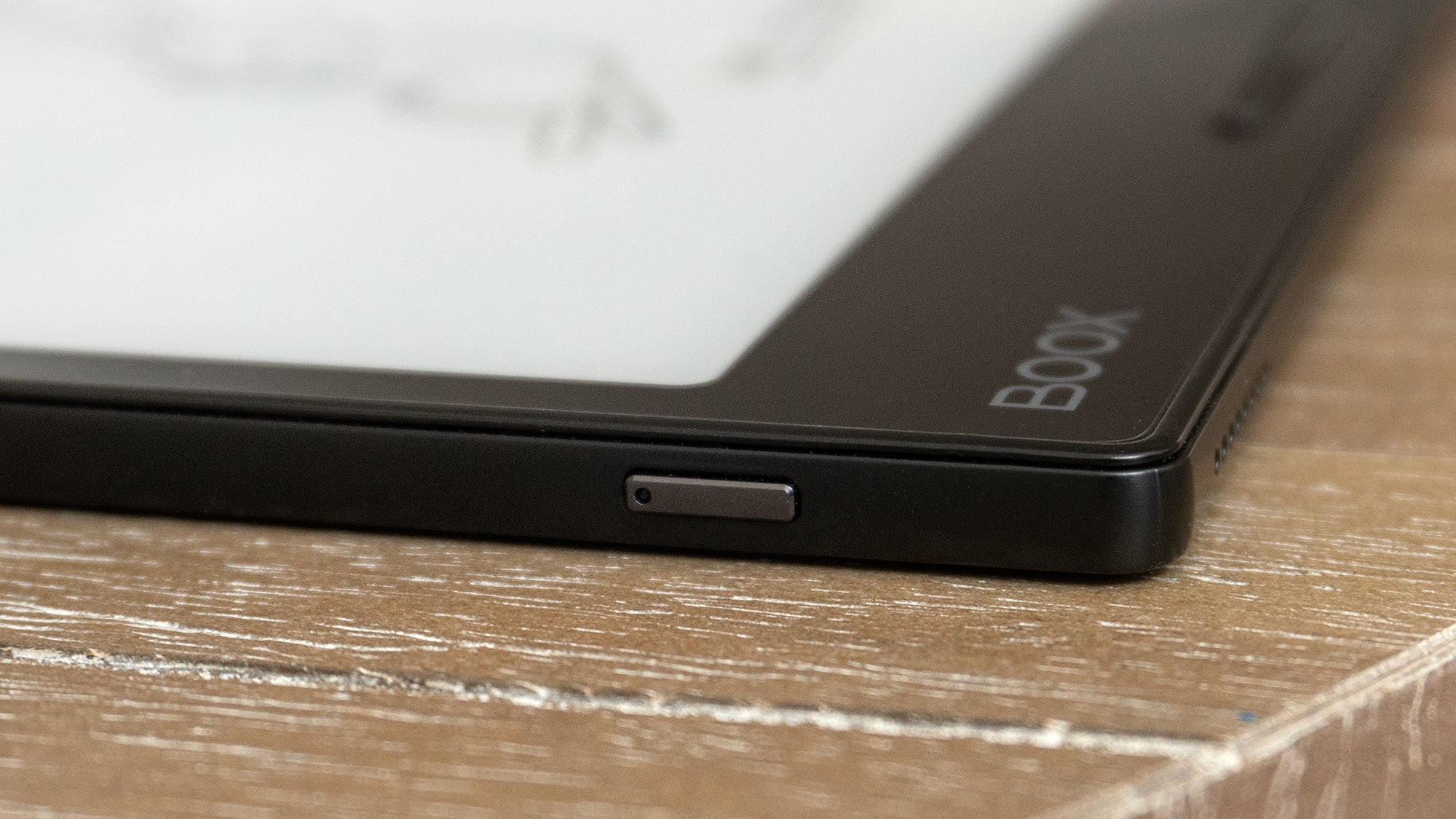 There's only one other button on the Onyx Leaf 2, a sleep/power button on its top edge. (Photo: Andrew Liszewski | Gizmodo)