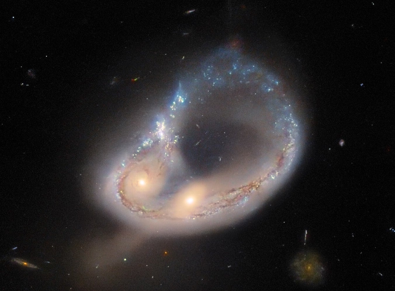 A zoomed-in view of Arp-Madore 417-391.  (Image: ESA/Hubble & NASA, Dark Energy Survey/DOE/FNAL/DECam/CTIO/NOIRLab/NSF/AURA, J. Dalcanton)