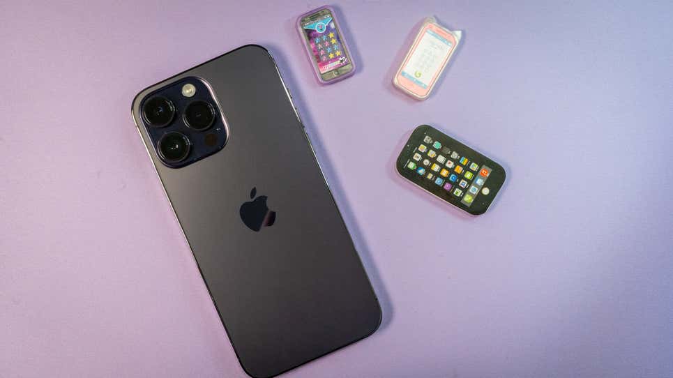 The iPhone 14 Pro Max in Deep Purple.  (Photo: Florence Ion / Gizmodo)