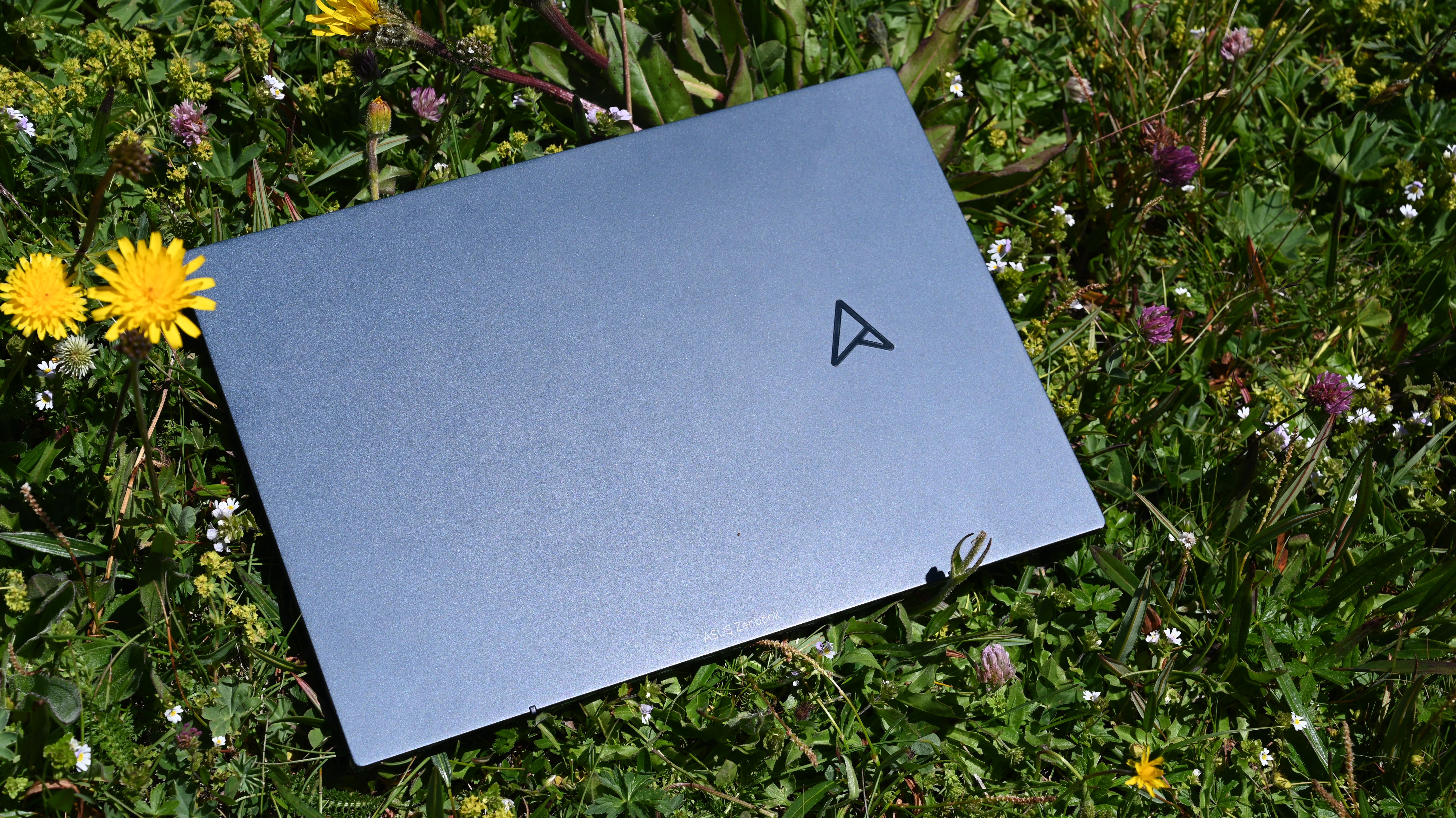 Asus Zenbook S 13 OLED (Photo: Phillip Tracy/Gizmodo)