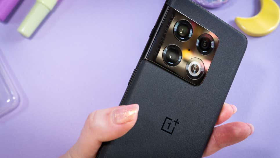Will the OnePlus 10 Pro be a part of the company's promise of software updates?  (Photo: Florence Ion / Gizmodo)