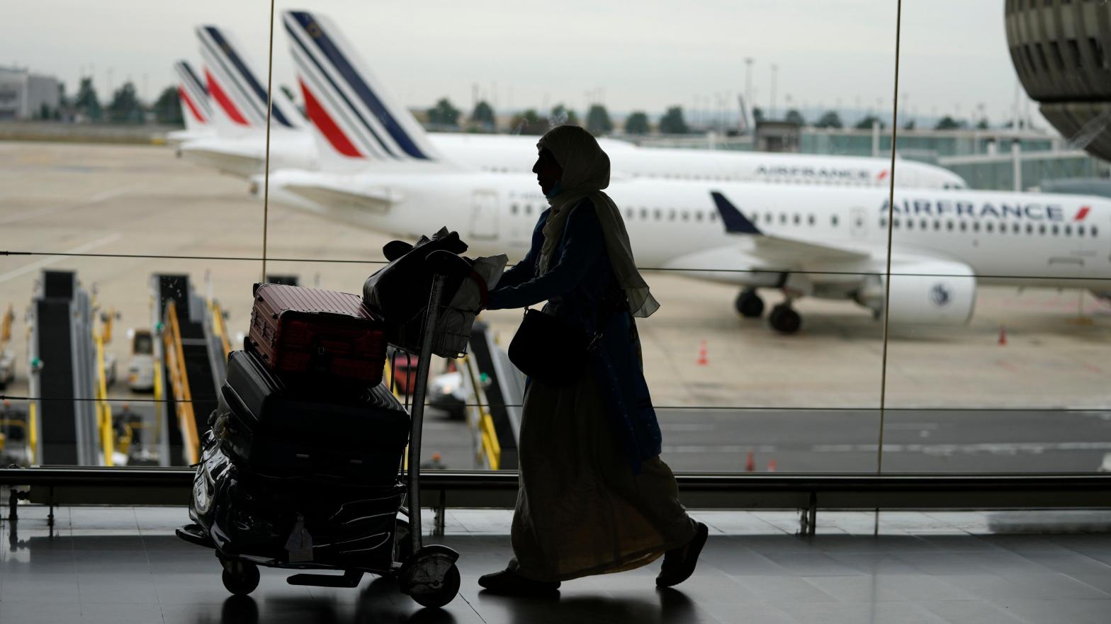 A traveller pulls her trolley Friday, Sept. 16, 2022 at Roissy Charles de Gaulle airport, north of Paris. (Photo: Francois Mori, AP)