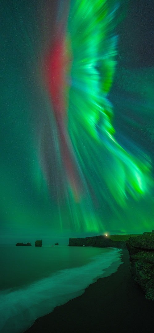 Luminous red and green streaks of the Aurora borealis. (Photo: Luis Solano Pochet)