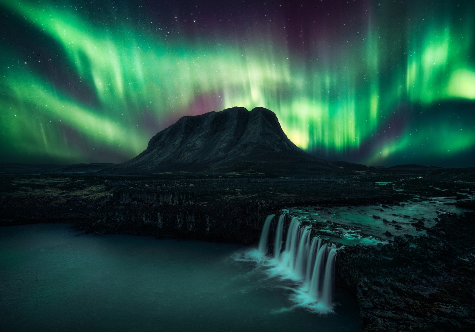 The lights and a waterfall in Iceland. (Photo: Jannes Krause)