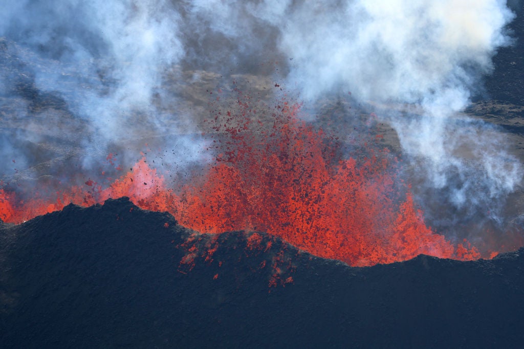 Lava shoots up from a fissure of Mauna Loa Volcano as it erupts on December 05, 2022 in Hilo, Hawaii. (Photo: Justin Sullivan, Getty Images)