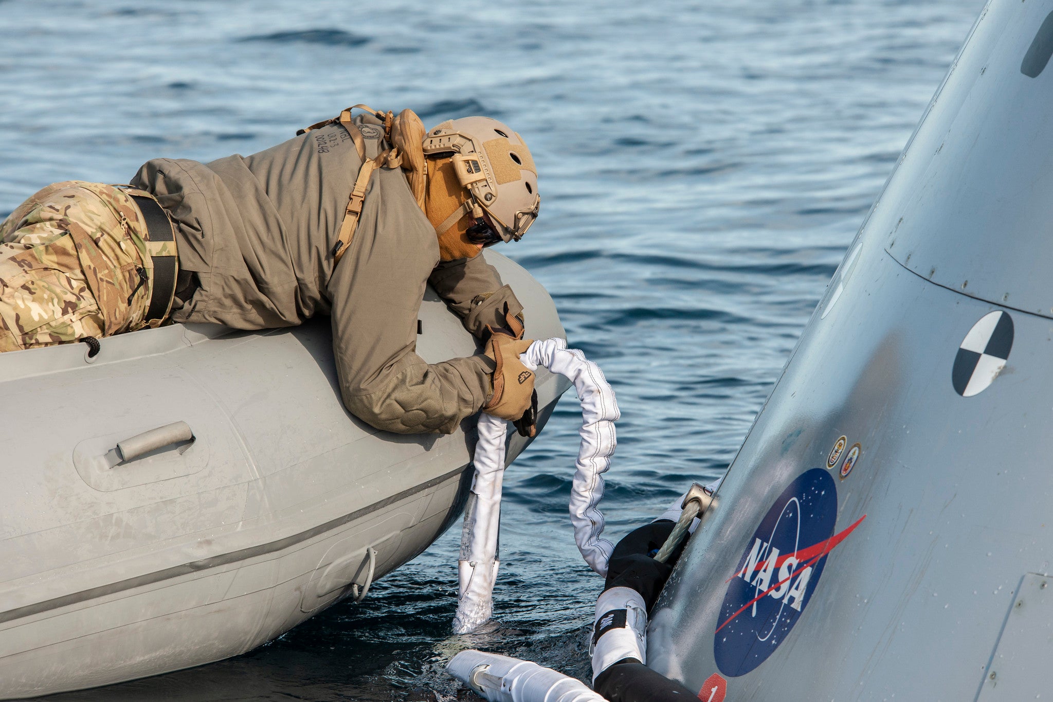 A recovery team member installing lines during a practice exercise on December 2, 2022. (Photo: NASA)