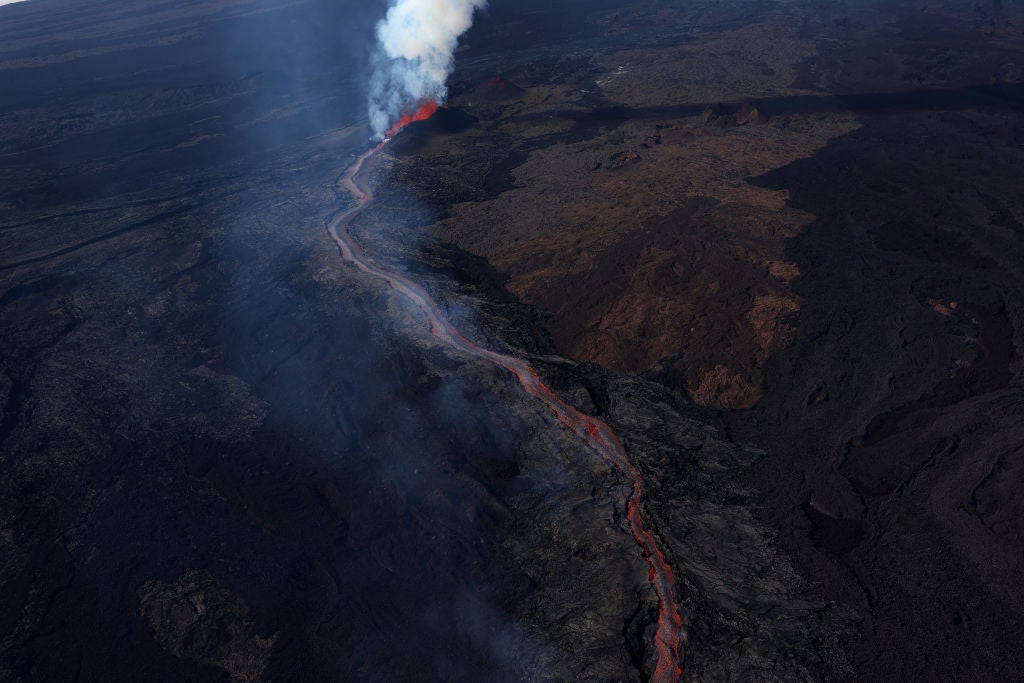 Lava flows from a fissure of Mauna Loa Volcano as it erupts on December 05, 2022 in Hilo, Hawaii. (Photo: Justin Sullivan, Getty Images)