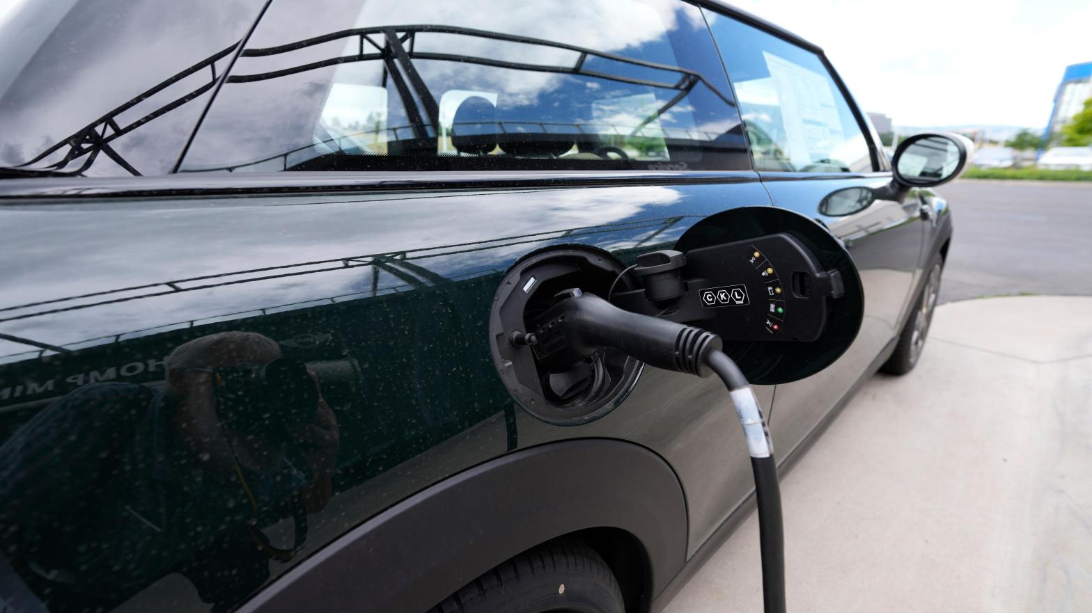 A 2023 Cooper SE resolute editons electric vehicle is charged outside a Mini dealership Thursday, July 7, 2022, in Highlands Ranch, Colorado.  (Photo: David Zalubowski, AP)