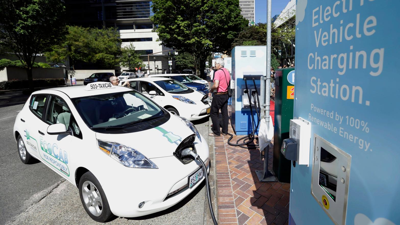 A line of electric cars and newly installed charging stations are seen in front of the Portland General Electric headquarters building on July 28, 2015 in Portland, Oregon. (Photo: Don Ryan, AP)