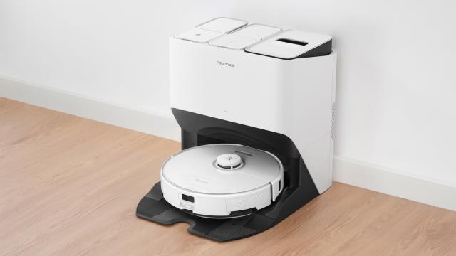 This Charging Dock Gives Its Mopping Robovac a Heated Sauna Treatment to Prevent Mould and Smells