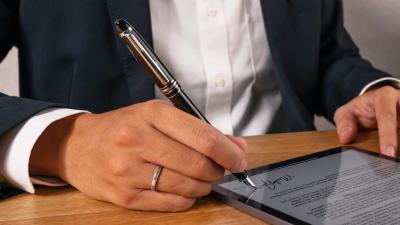 You Deserve This Touchscreen Stylus Disguised as a Boujee Fountain Pen