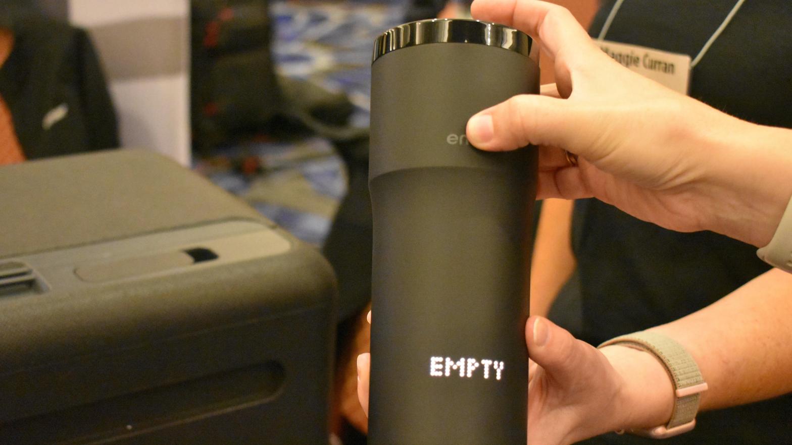 The Travel Mug 2+ also shows when the container is empty, and lets users control the temperature. (Photo: Kyle Barr/Gizmodo)