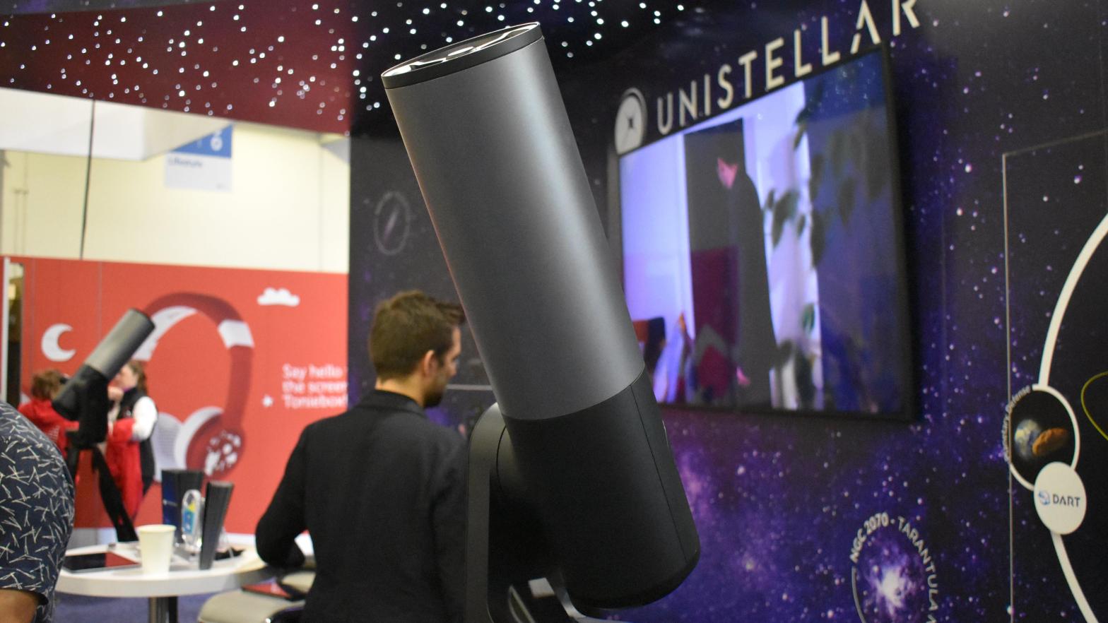 The Unistellar eQuinox 2 boasts light pollution reduction technology to give people back the night sky. (Photo: Kyle Barr/Gizmodo)