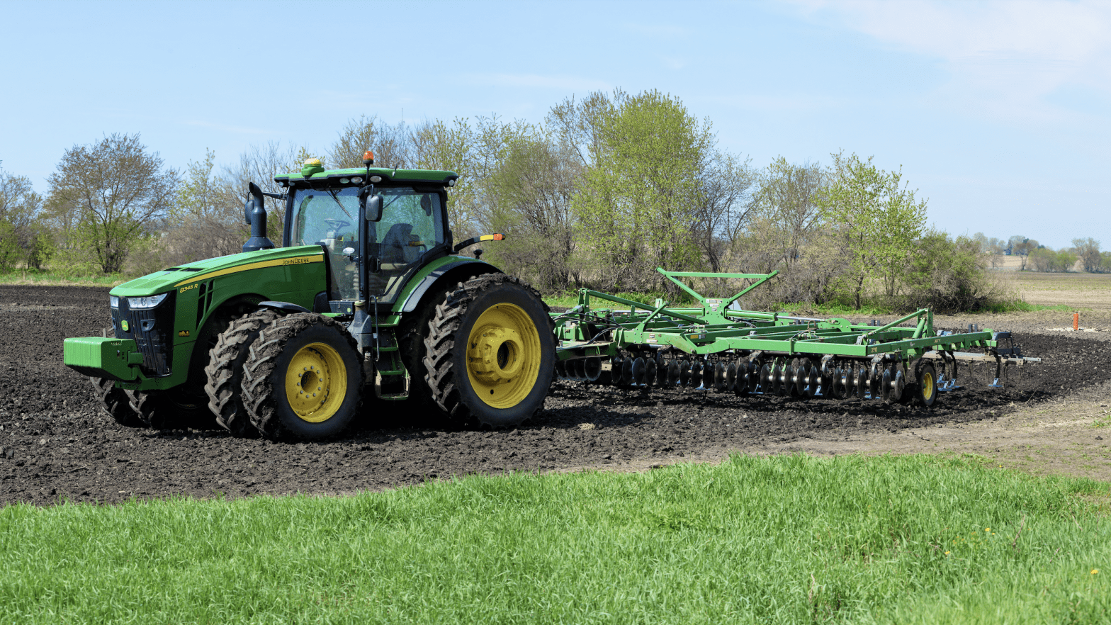 The right to repair agreement would apply to tractors, combines, tillage equipment, and some off-road vehicles used in agriculture.  (Image: dvande, Shutterstock)