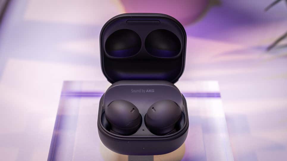 The Galaxy Buds 2 Pro in matte graphite.  (Photo: Florence Ion / Gizmodo)