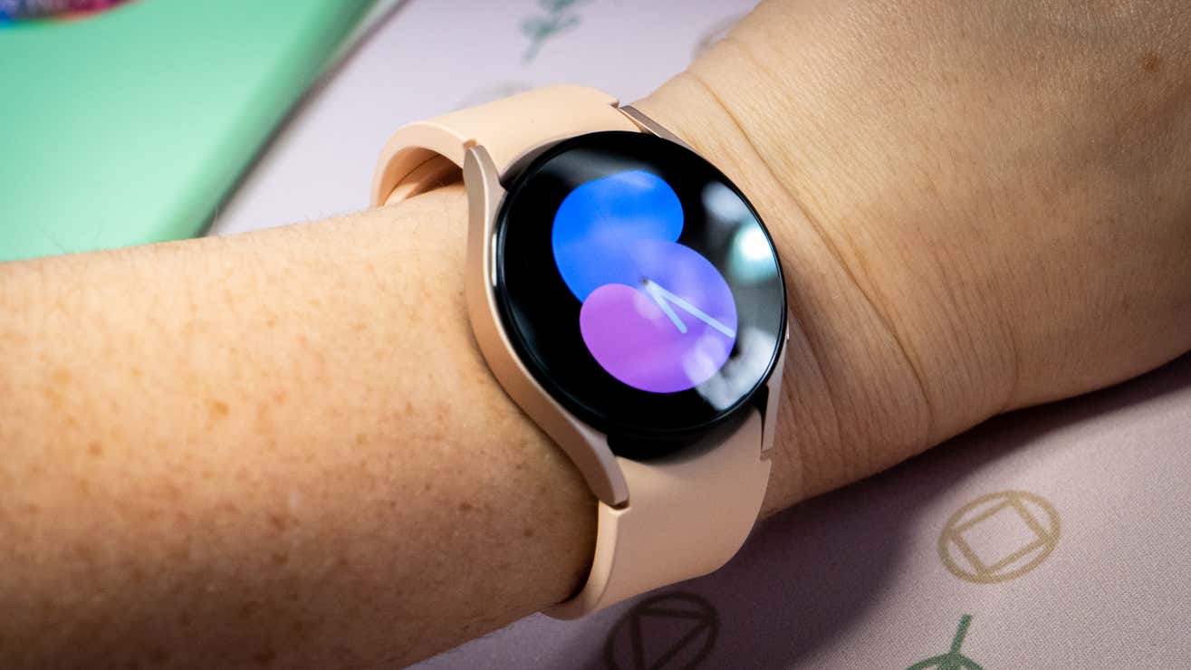 The Galaxy Watch 5 will soon allow you to view security cameras through SmartThings.  (Photo: Florence Ion / Gizmodo)