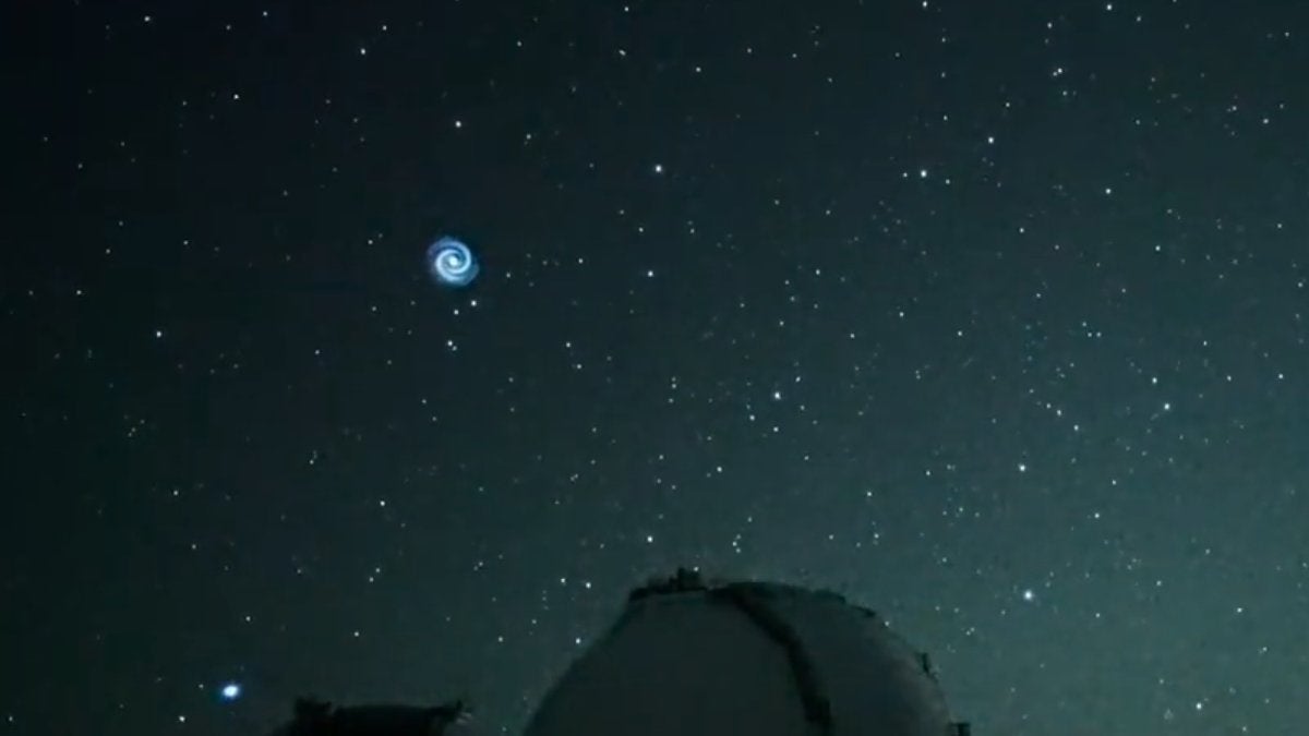 The spiral structure appeared over Maunakea on January 18, (Screenshot: Gizmodo/Subaru Telescope)