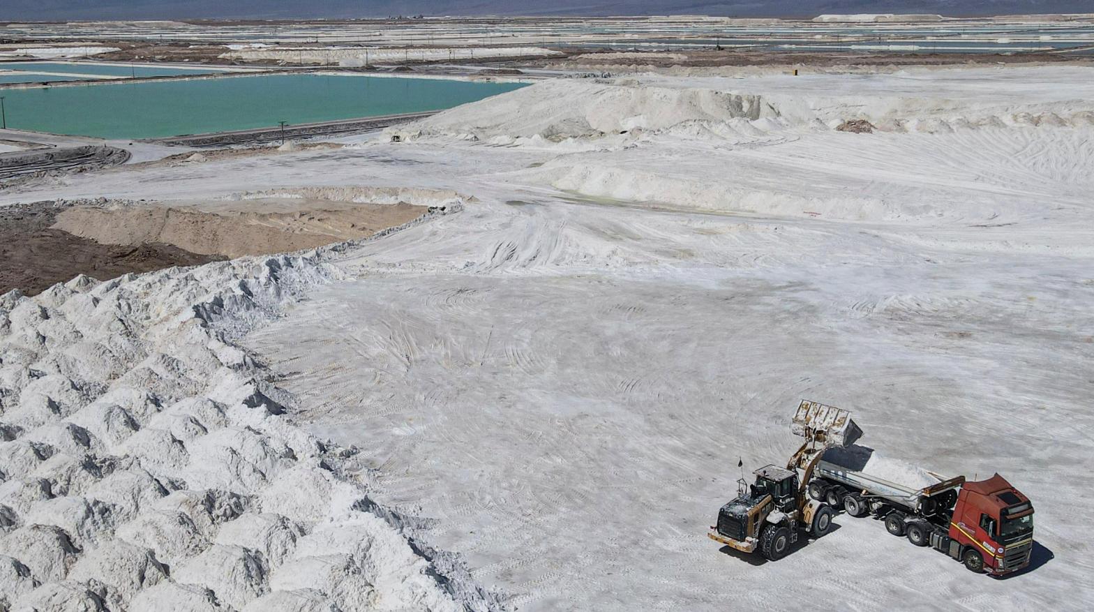 Lithium mining in Chile's Atacama desert.  (Photo: Lucas Aguayo Araos/picture-alliance/dpa, AP)