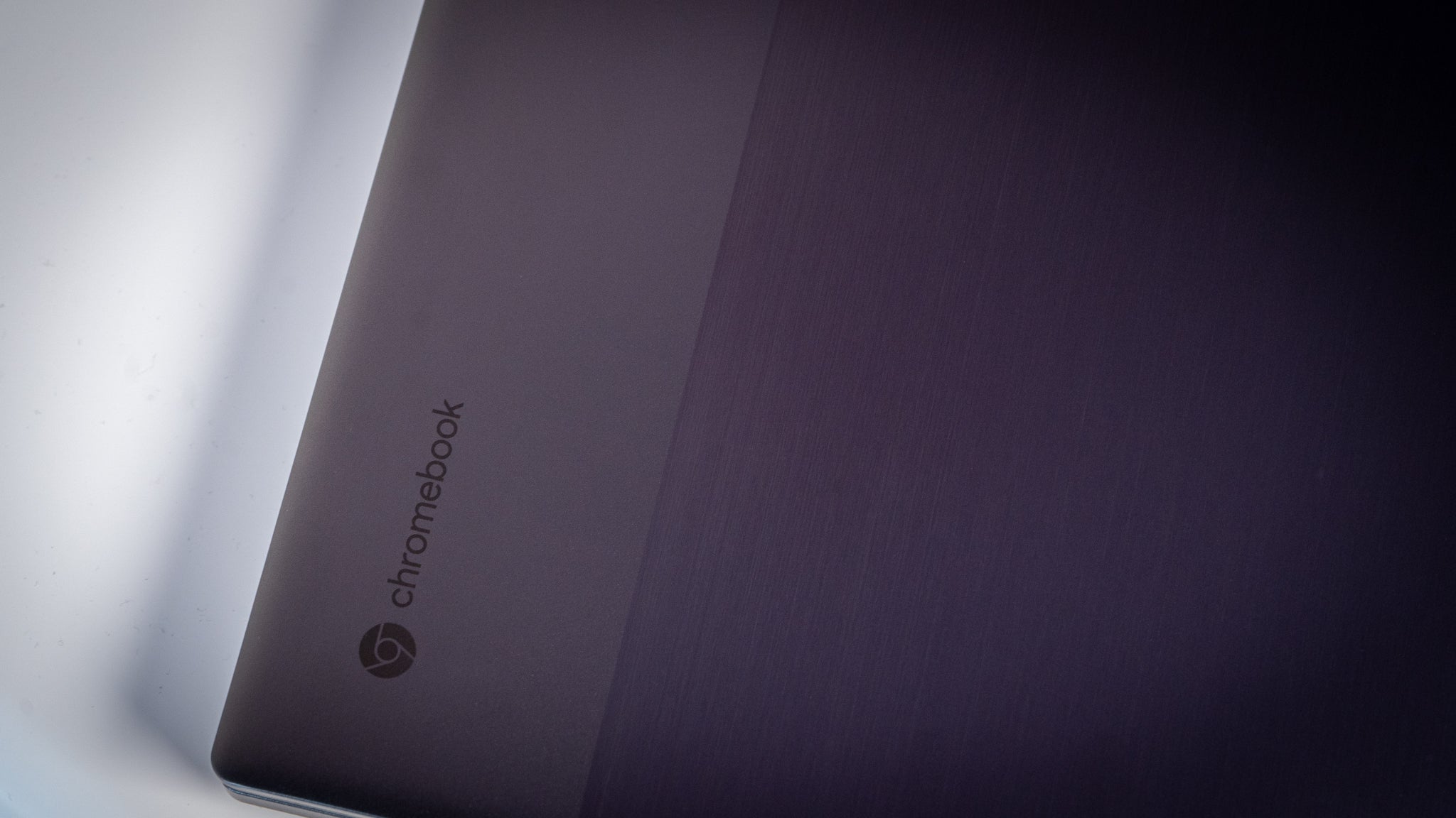 The Chromebook 516 GE is emblazoned with Chromebook markings.  (Photo: Florence Ion / Gizmodo)