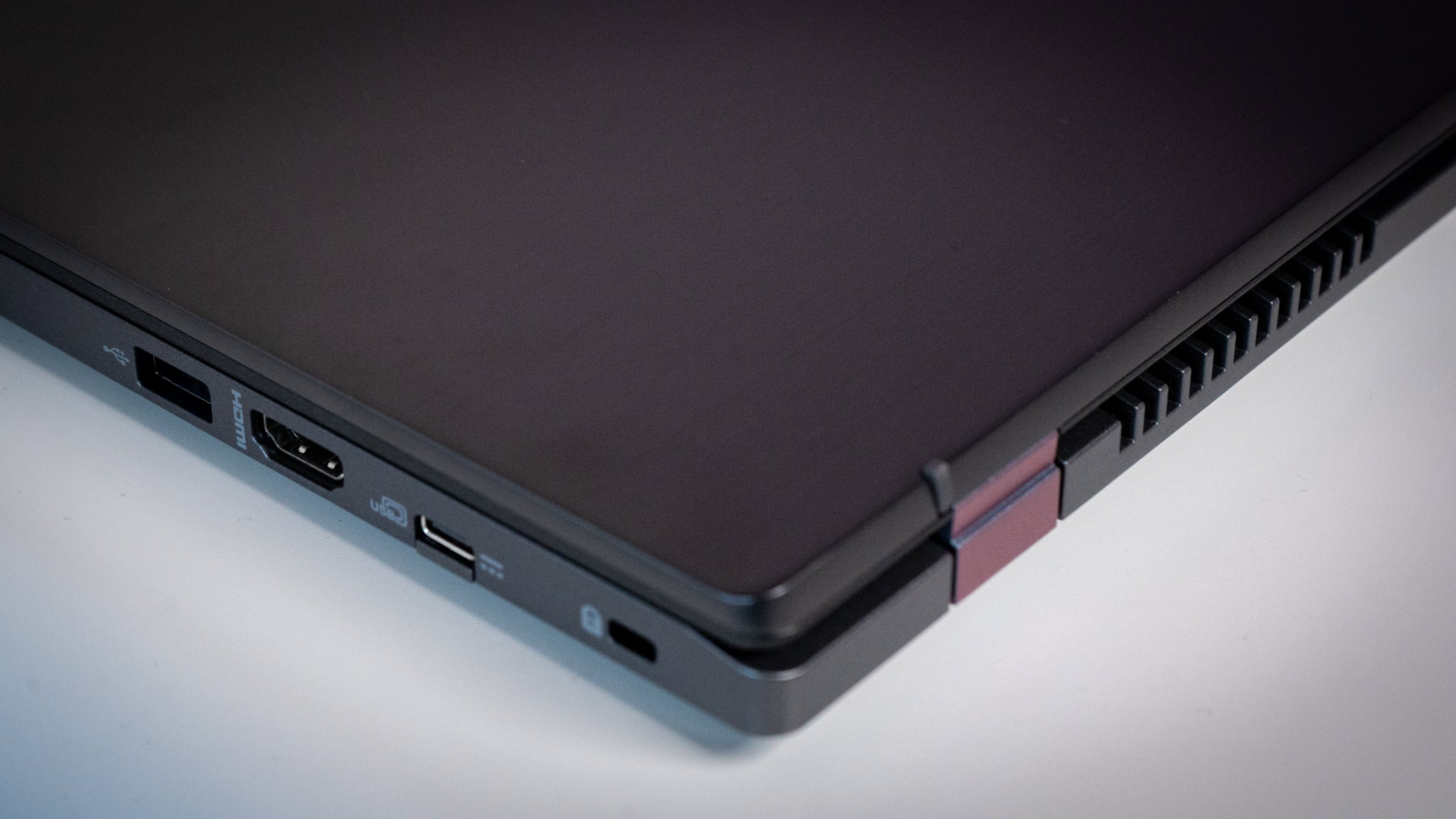 The right side of the Chromebook 516 GE has an HDMI port, a USB-A port, and a USB-C port. (Photo: Florence Ion / Gizmodo)