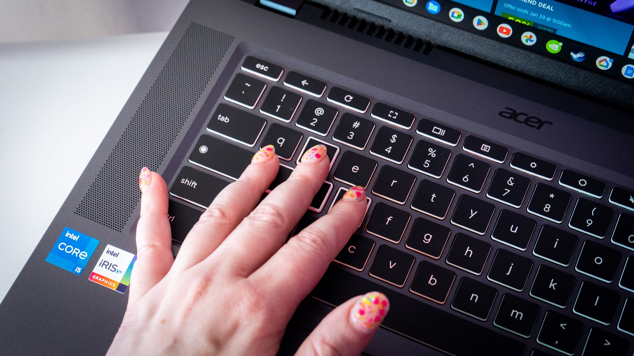 The Chromebook 516 GE has a neat RGB backlit keyboard.  (Photo: Florence Ion / Gizmodo)