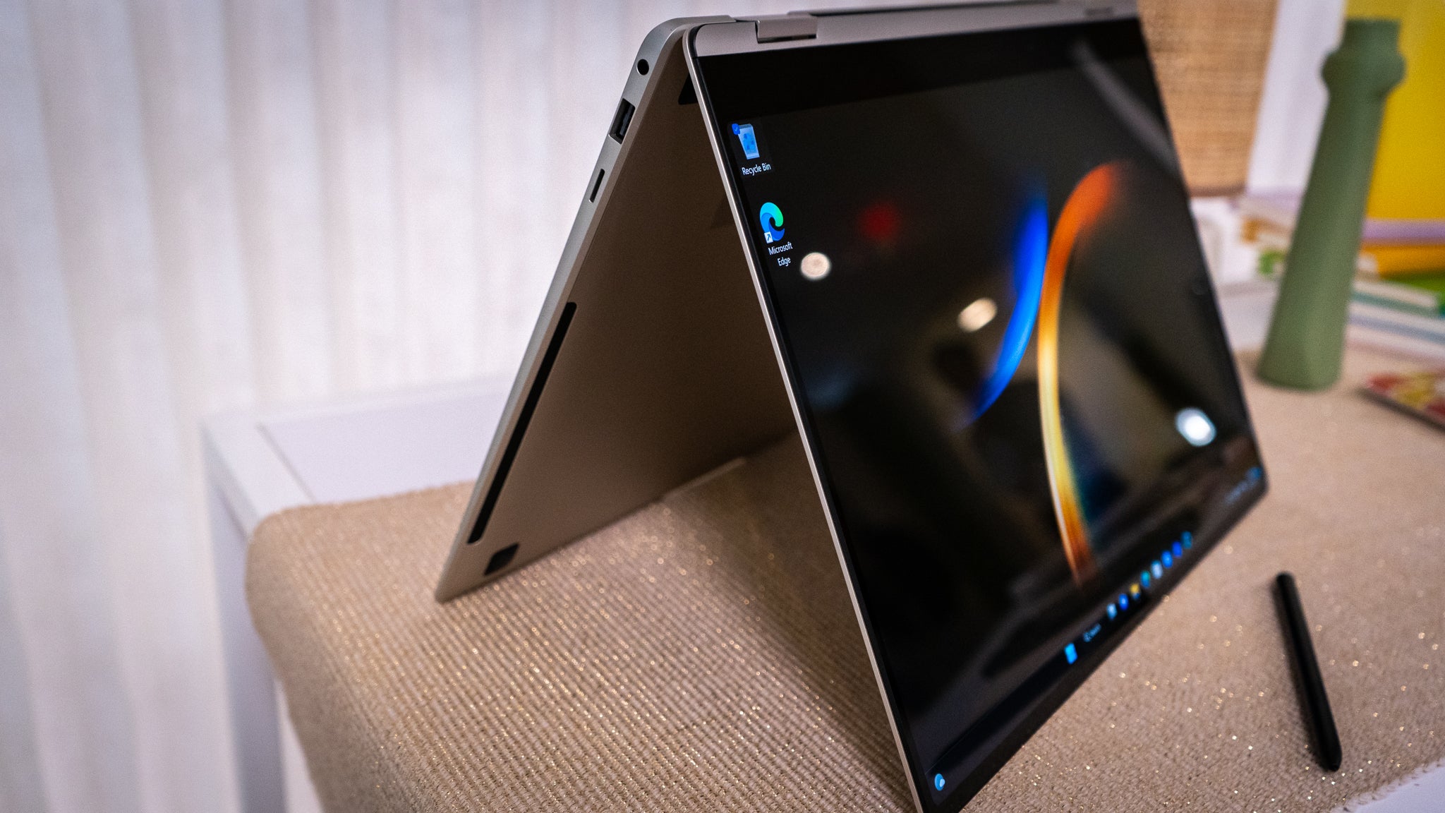 The Galaxy Book 3 Pro 360 folds backward into a tablet.  (Photo: Florence Ion / Gizmodo)