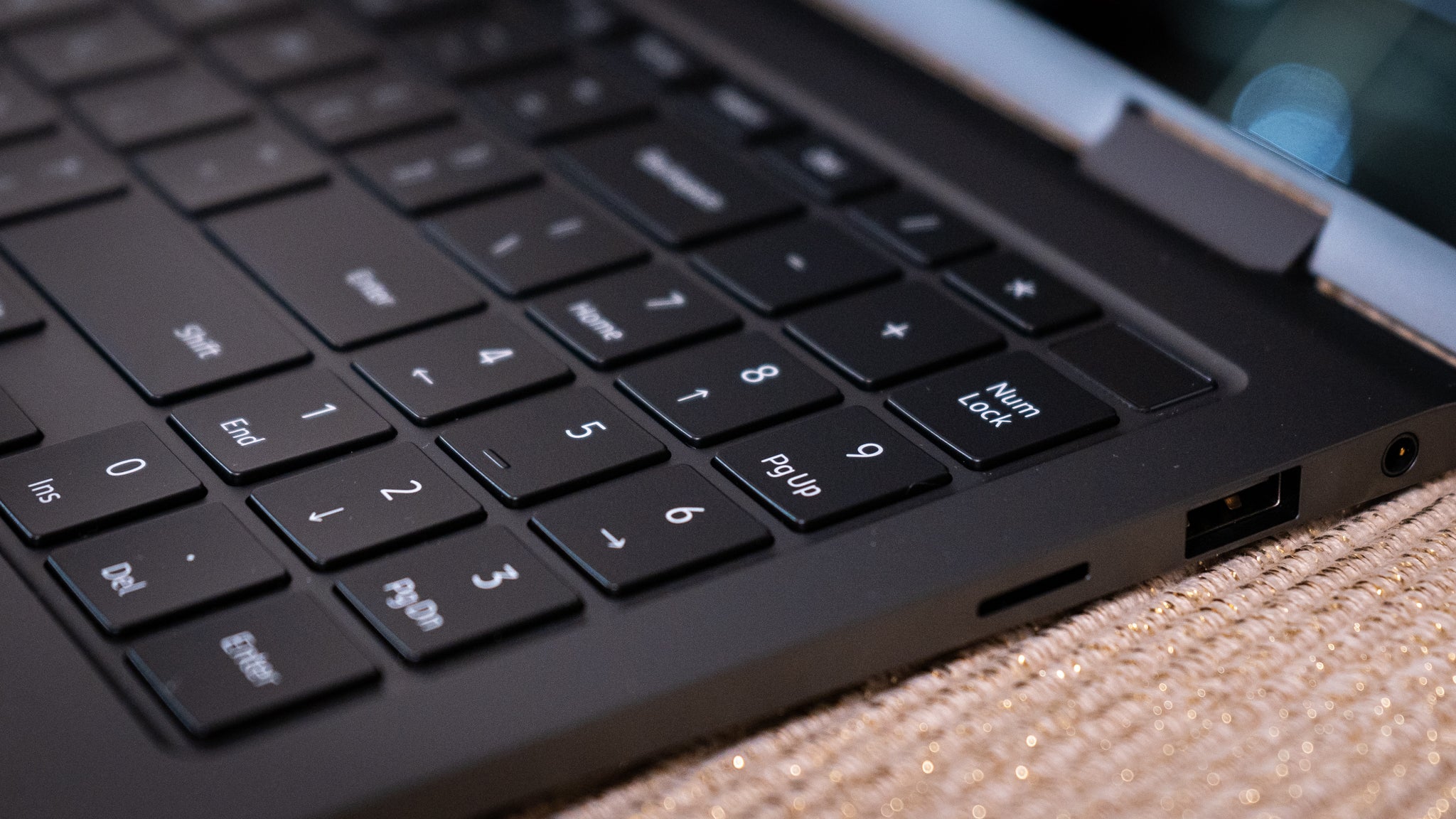 A closer look at the Galaxy Book 3 Pro's keys.  (Photo: Florence Ion / Gizmodo)