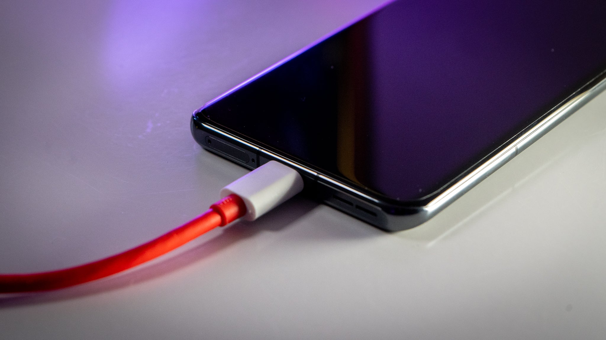 The OnePlus 11 requires a proprietary charging cable and power adaptor to charge at advertised speeds.  (Photo: Florence Ion / Gizmodo)