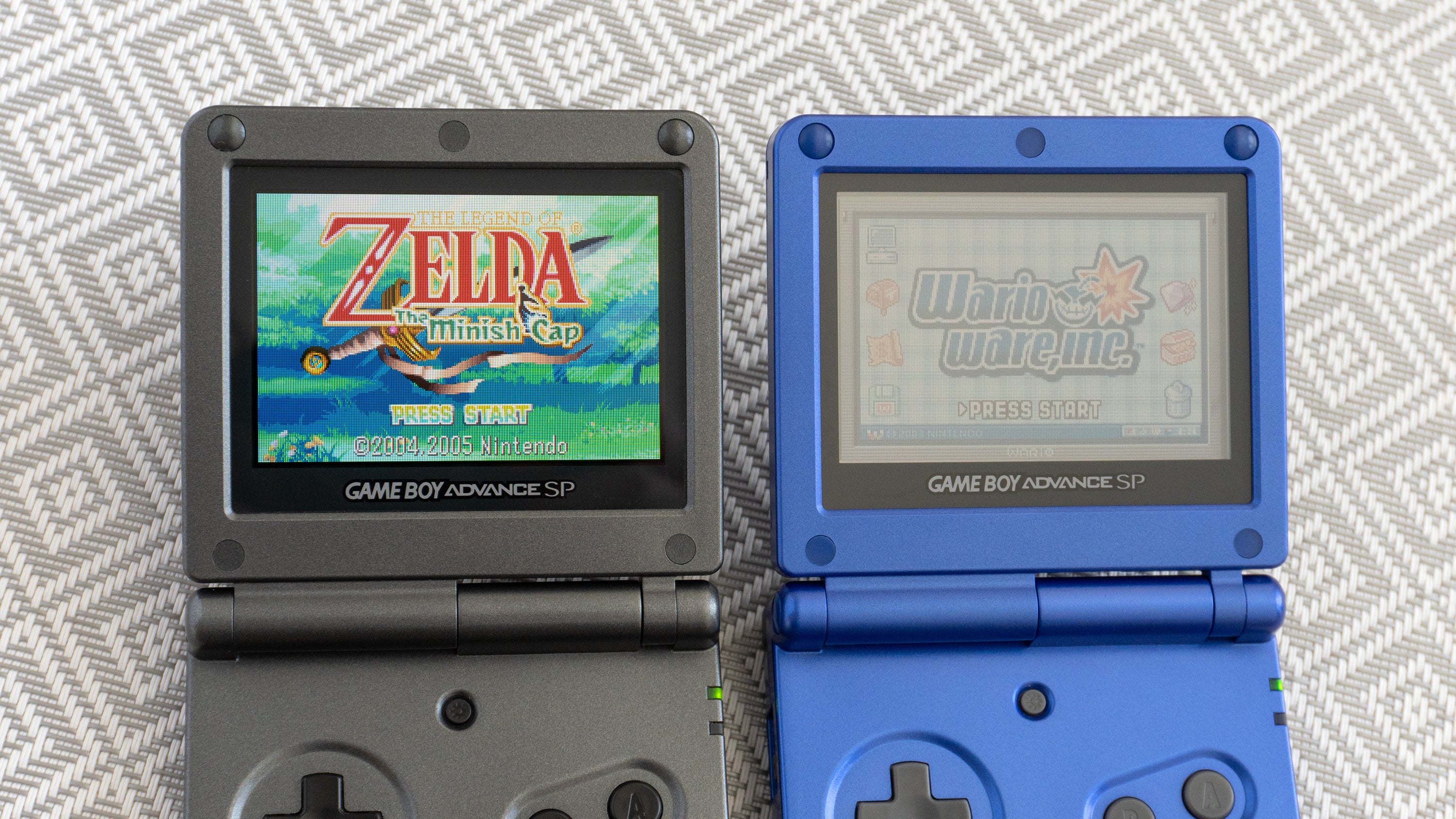The backlit screen on the GBA SP AGS-101 model (left) looks vastly superior to the screen on the original GBA SP AGS-001 model (right) which used front-lighting instead. (Photo: Andrew Liszewski | Gizmodo)