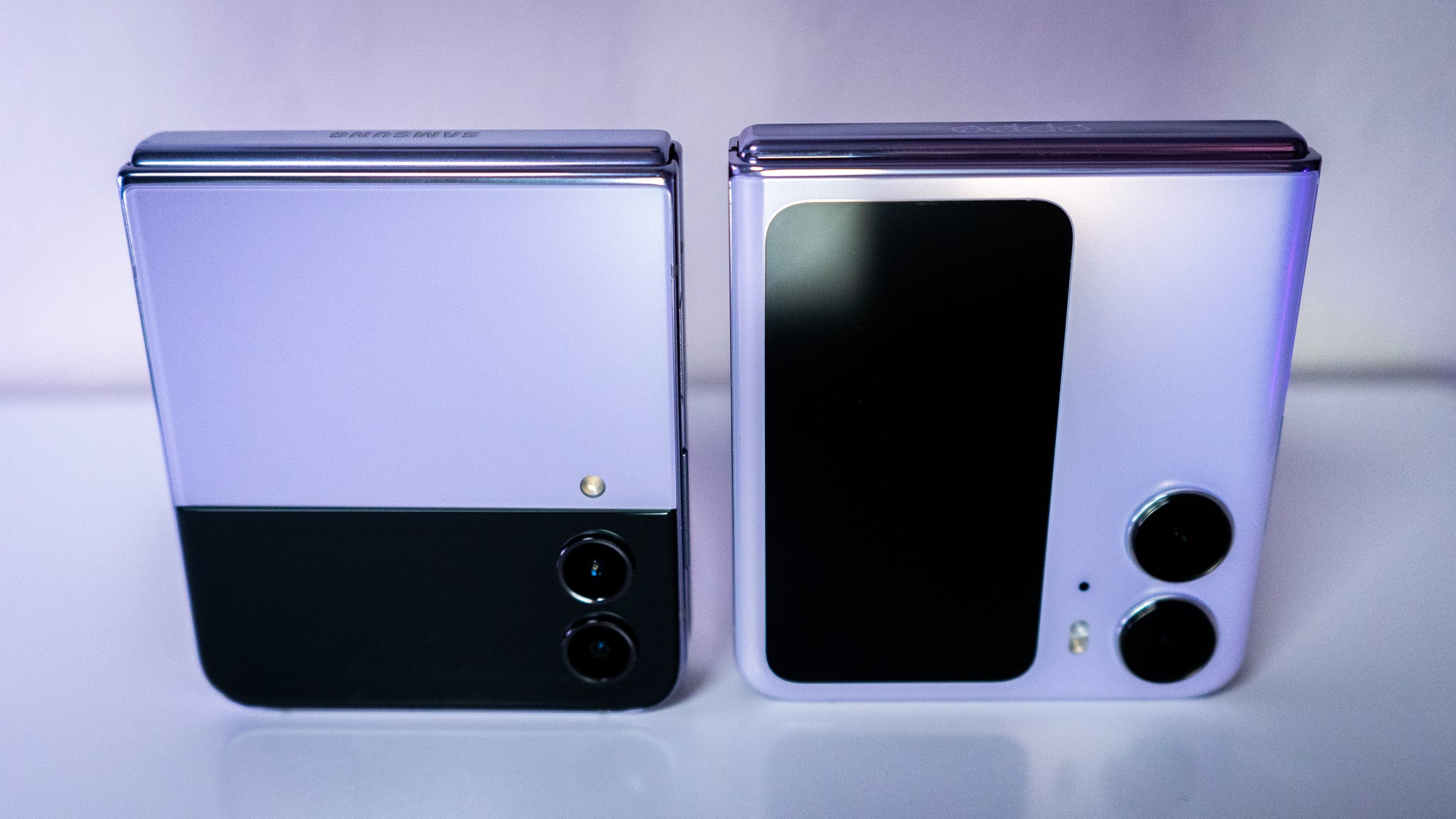 The Samsung Galaxy Z Flip 4 (left) and the Oppo Find N2 Flip (right).  (Photo: Florence Ion / Gizmodo)